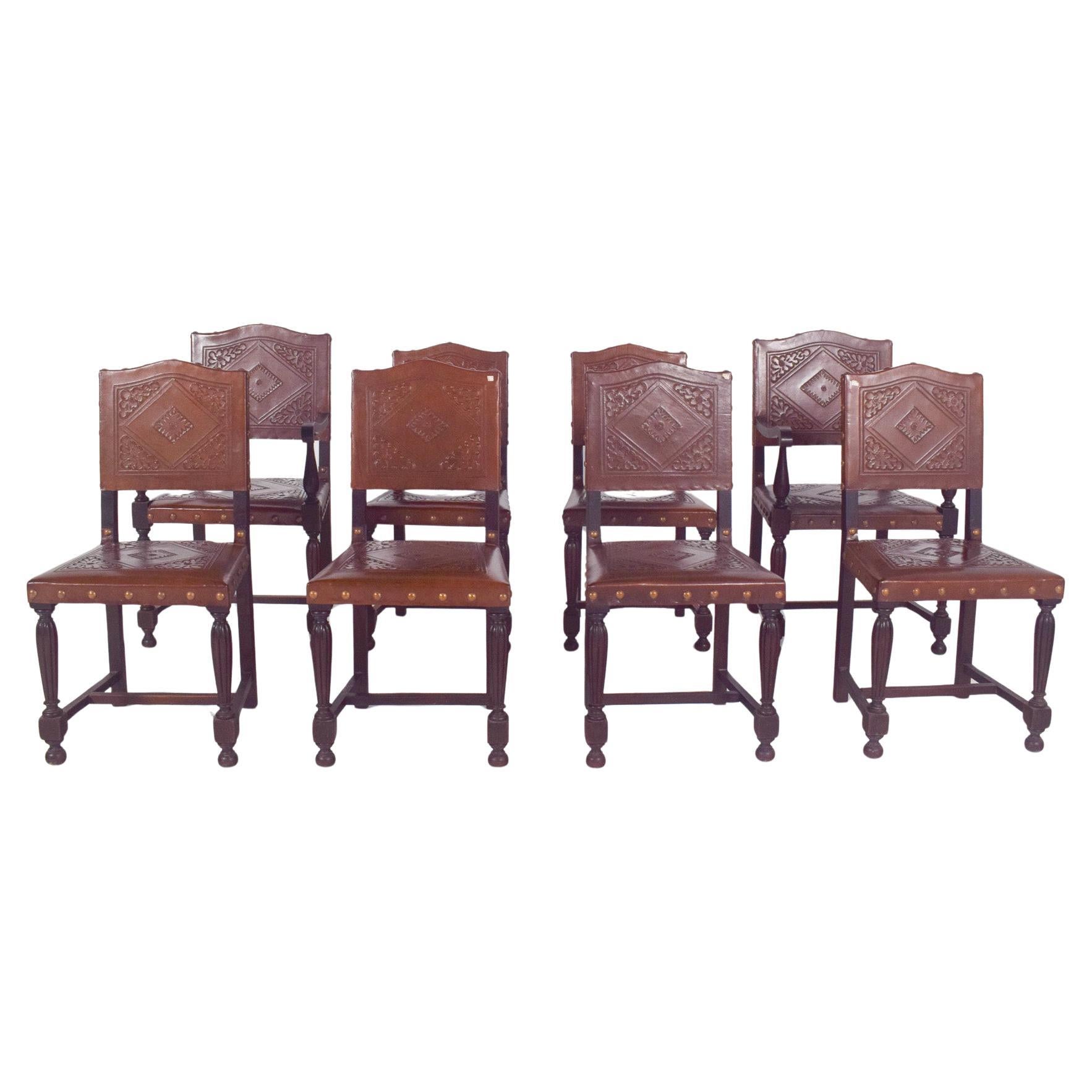Juego de Ocho Sillas con Respaldos y Asientos de Piel Tachonada en venta
