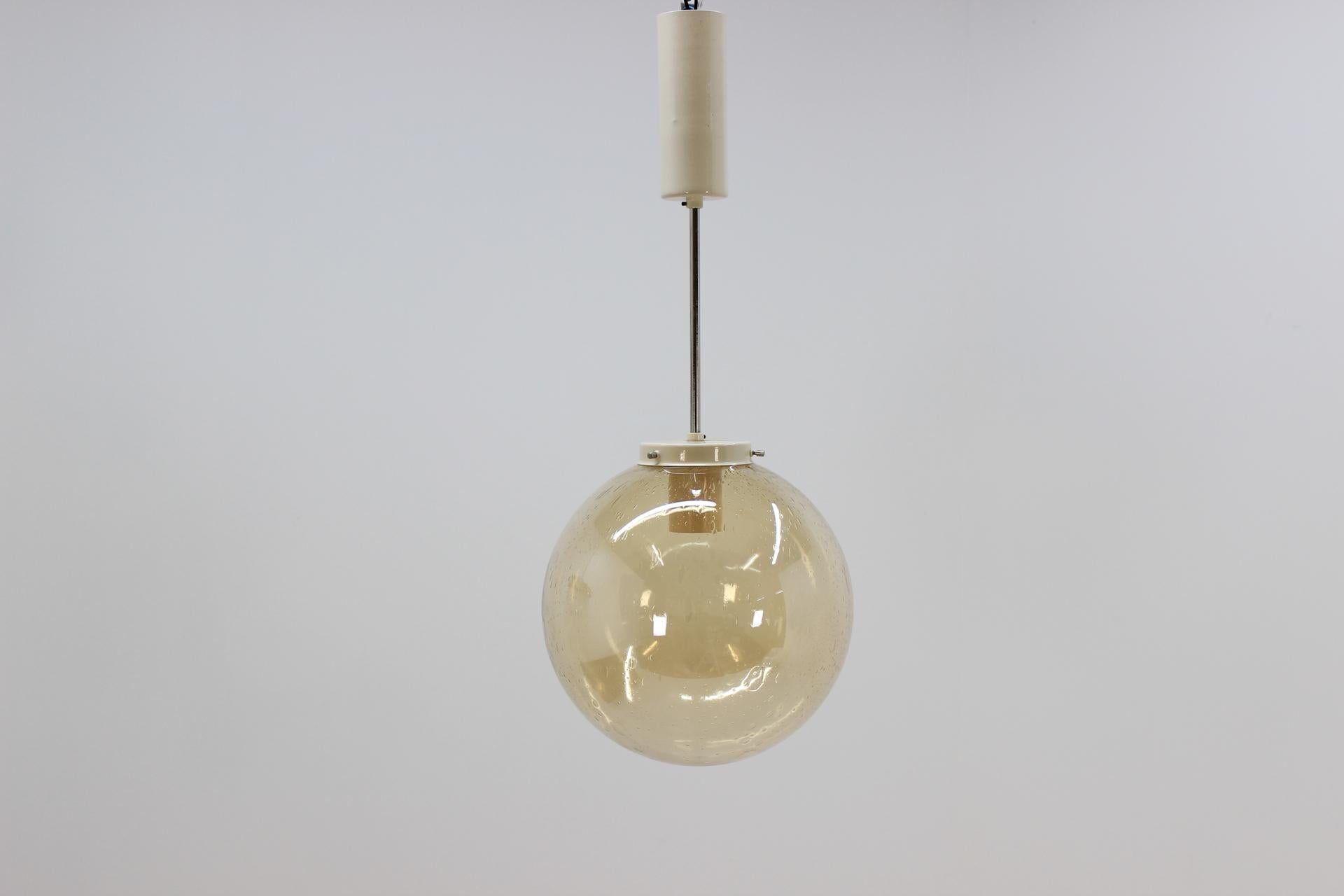 - Anni '60, Cecoslovacchia
- Produttore: INVA Litomerice
- Condizioni originali molto buone
- Vetro con bolle
- Vendibile al pezzo (un pezzo - €290)
- L'asta può essere accorciata.