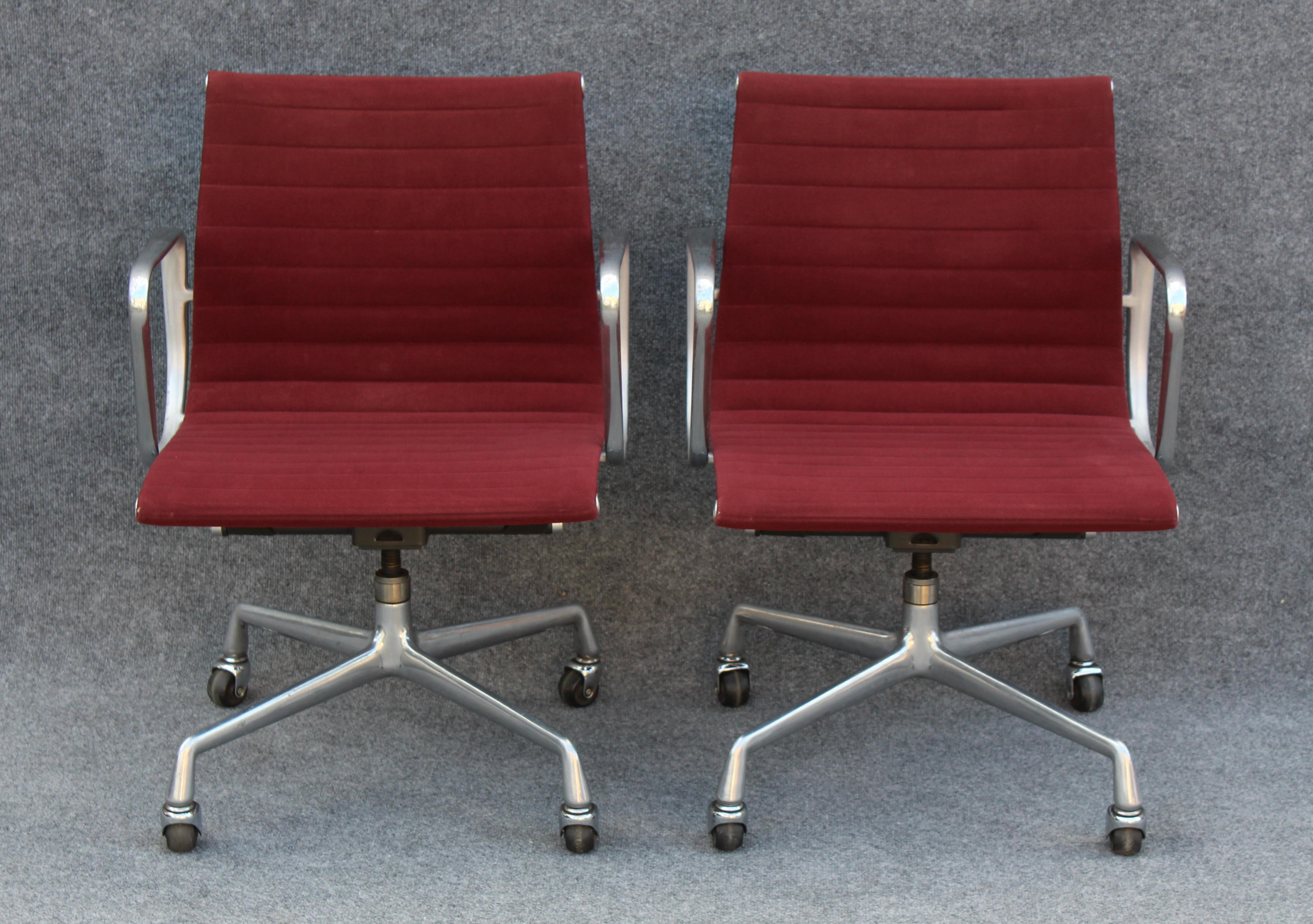 Set of Eight Charles Eames Herman Miller Aluminum Group Office Chairs, Burgundy 4