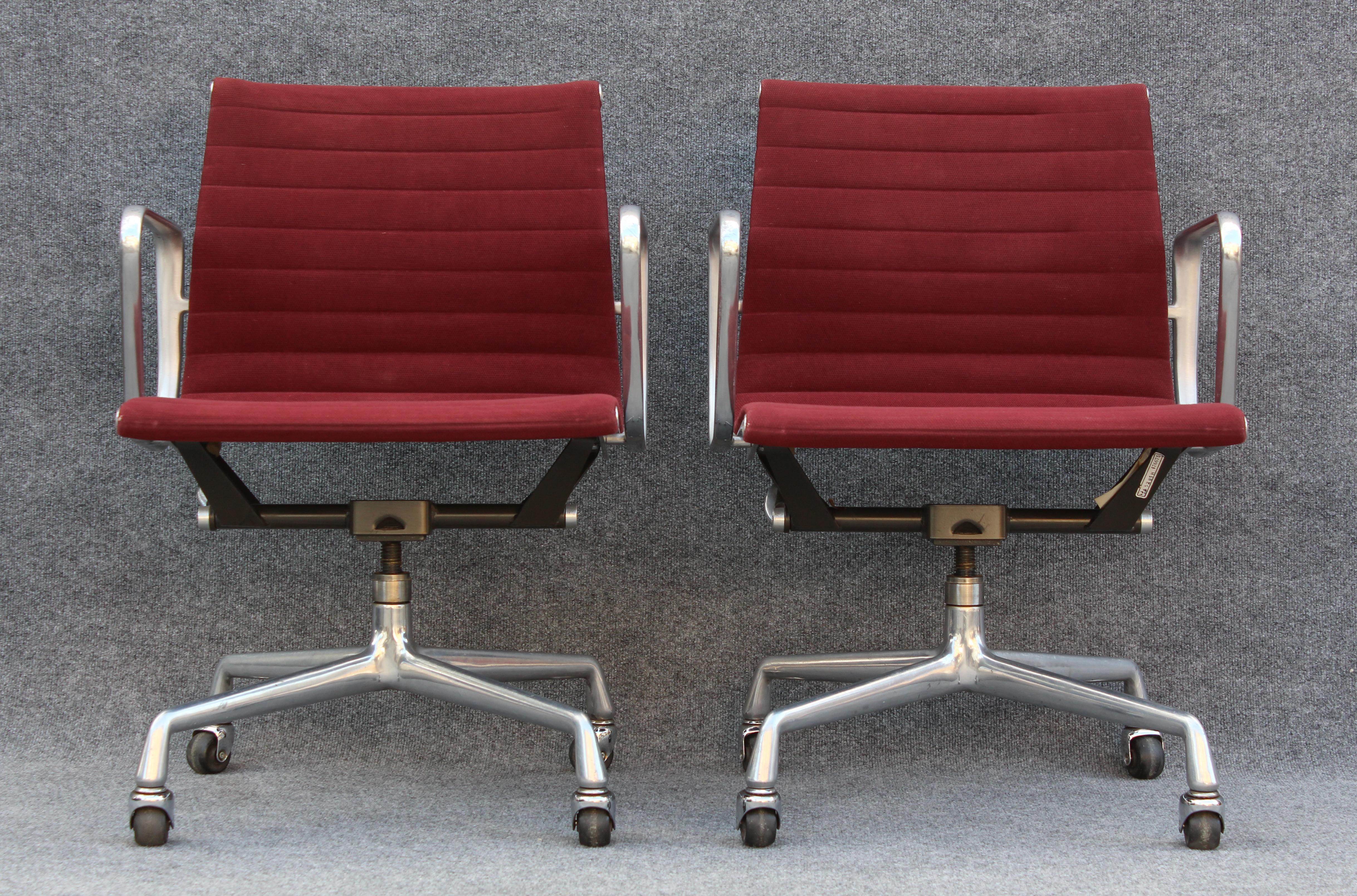 Set of Eight Charles Eames Herman Miller Aluminum Group Office Chairs, Burgundy 5