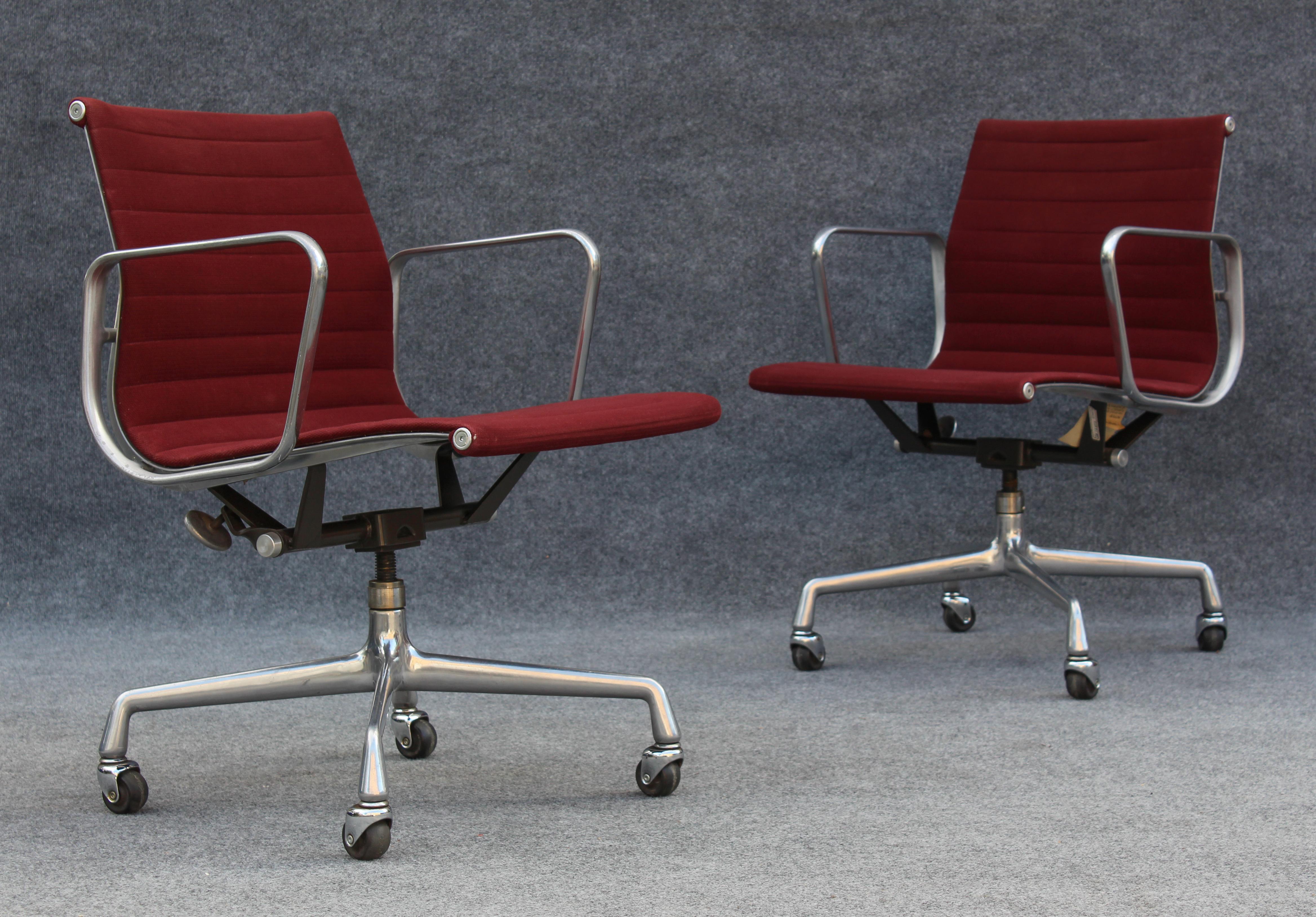Set of Eight Charles Eames Herman Miller Aluminum Group Office Chairs, Burgundy 7
