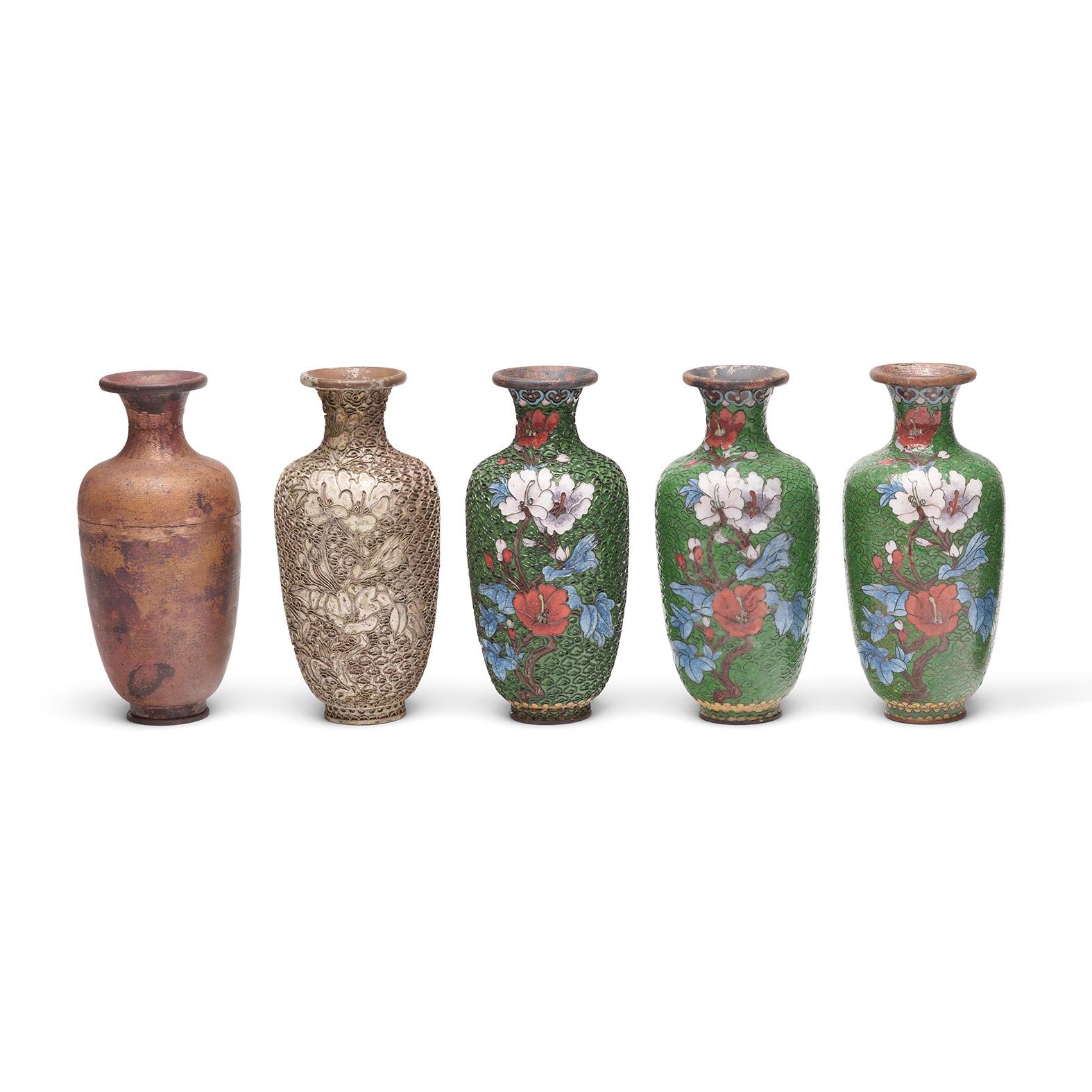 Una tecnica decorativa adottata per la prima volta in Cina all'inizio della dinastia Ming (1368-1644), il cloisonné si ottiene delineando intricati motivi con sottili strisce di metallo, che vengono poi riempite con materiali colorati come smalti