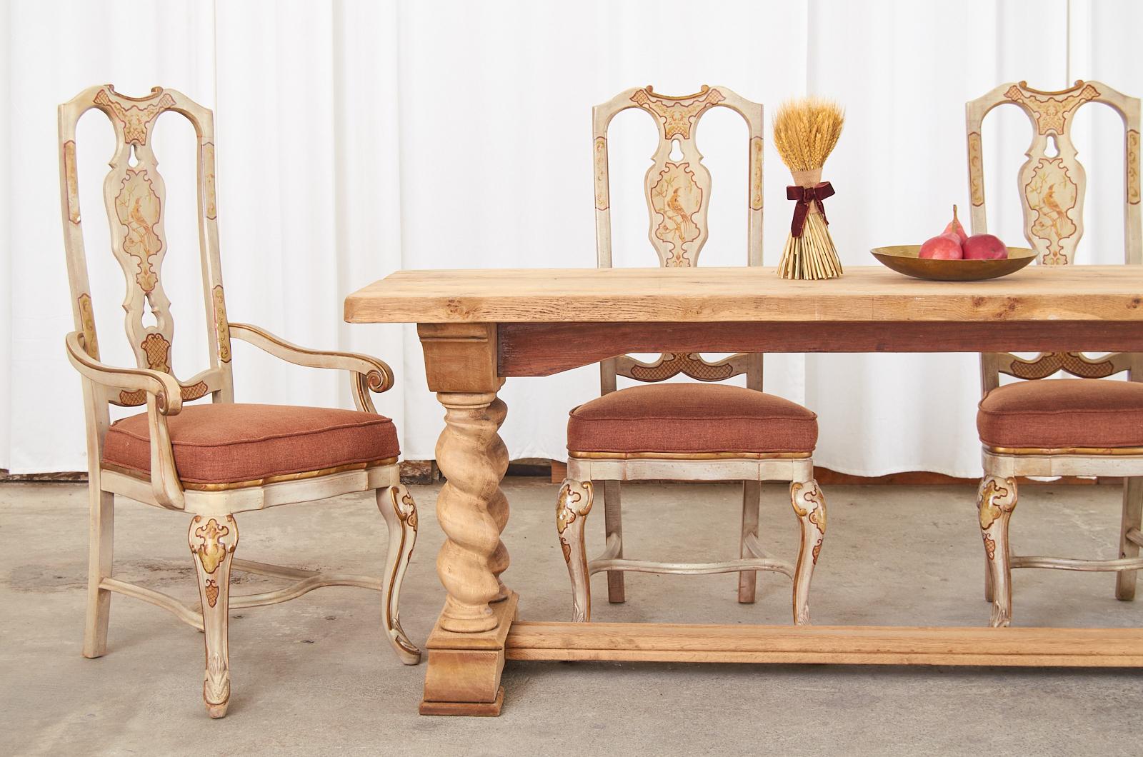 20ième siècle Ensemble de huit chaises de salle à manger de style Queen Anne de style chinoiseries en vente
