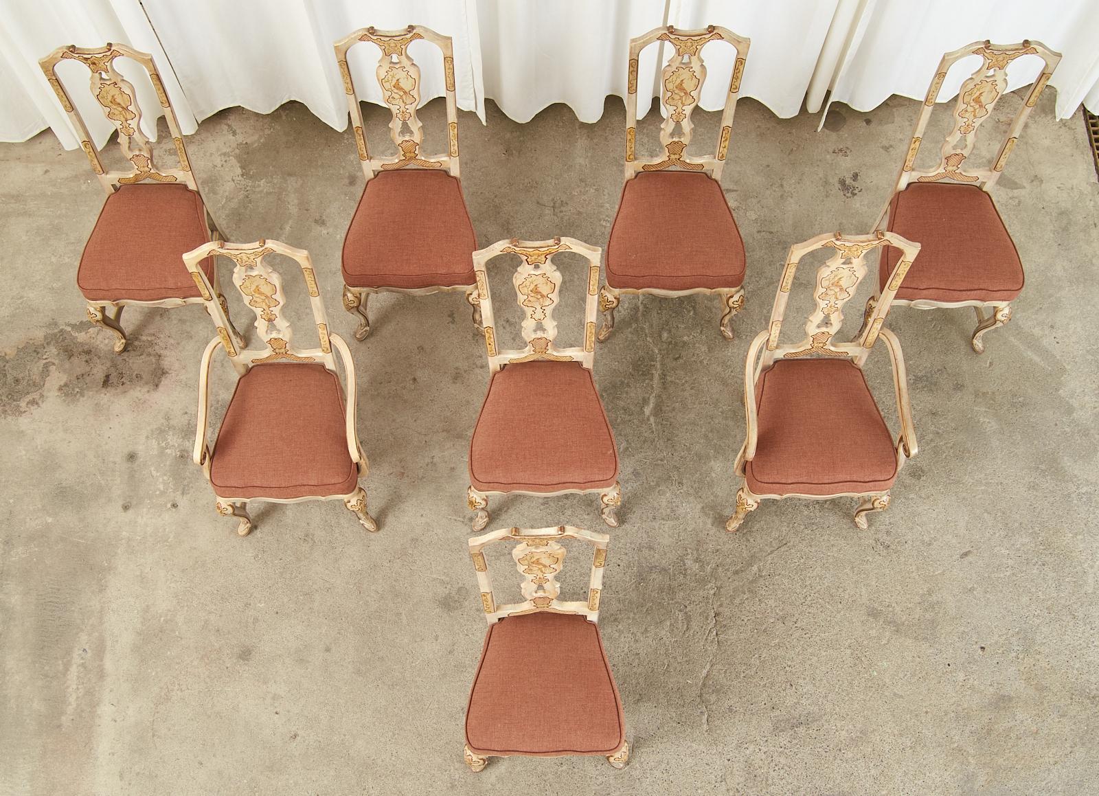 Satz von acht Chinoiserie-Esszimmerstühlen im Queen-Anne-Stil (Stoff) im Angebot