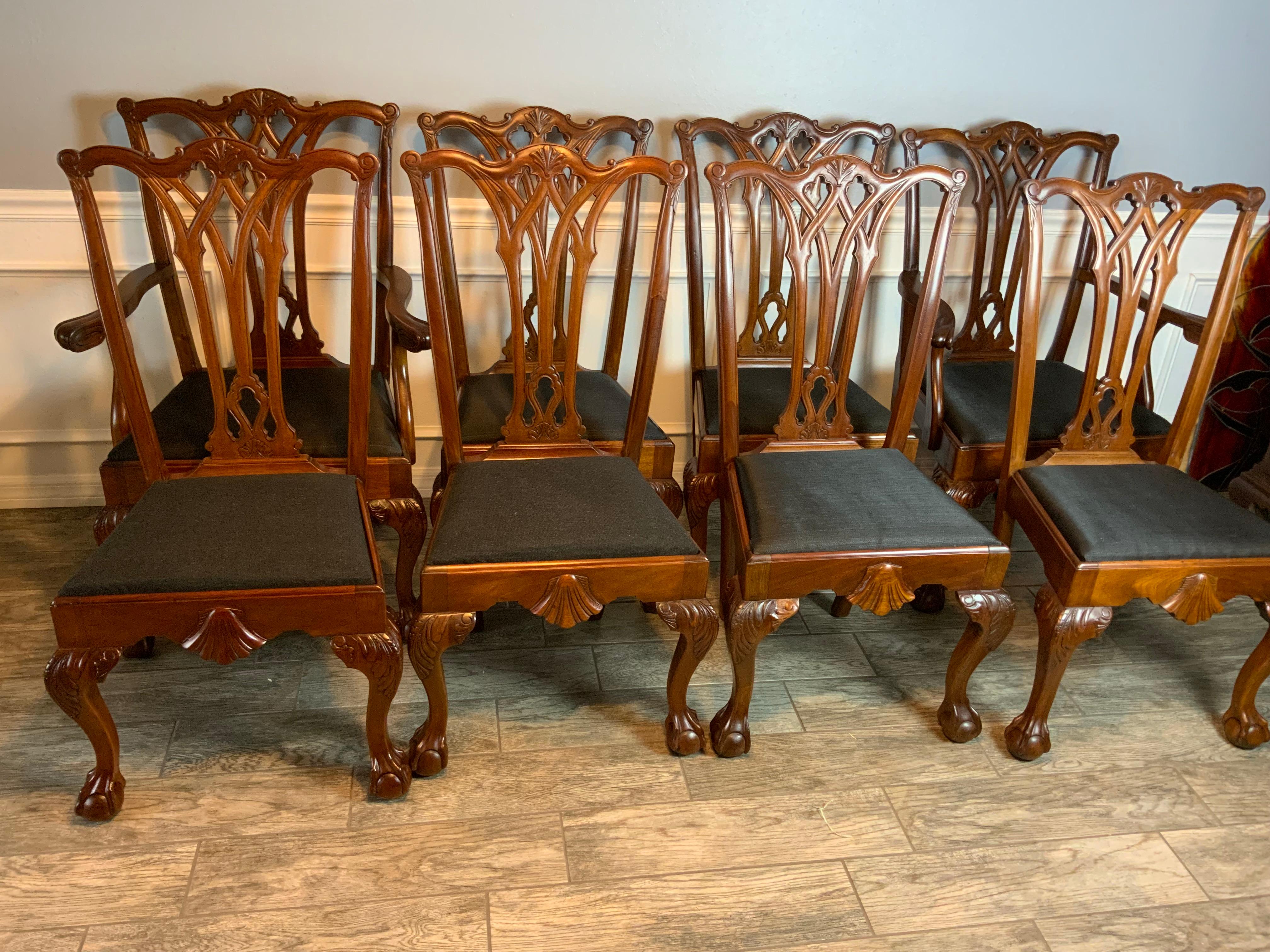 Un bel set di otto sedie da pranzo in mogano in stile Chippendale dei primi del Novecento con piedi a sfera e artiglio.  Due poltrone e sei sedie laterali. Ottime condizioni di tenuta con un eccellente colore pastoso e patina sulle superfici in