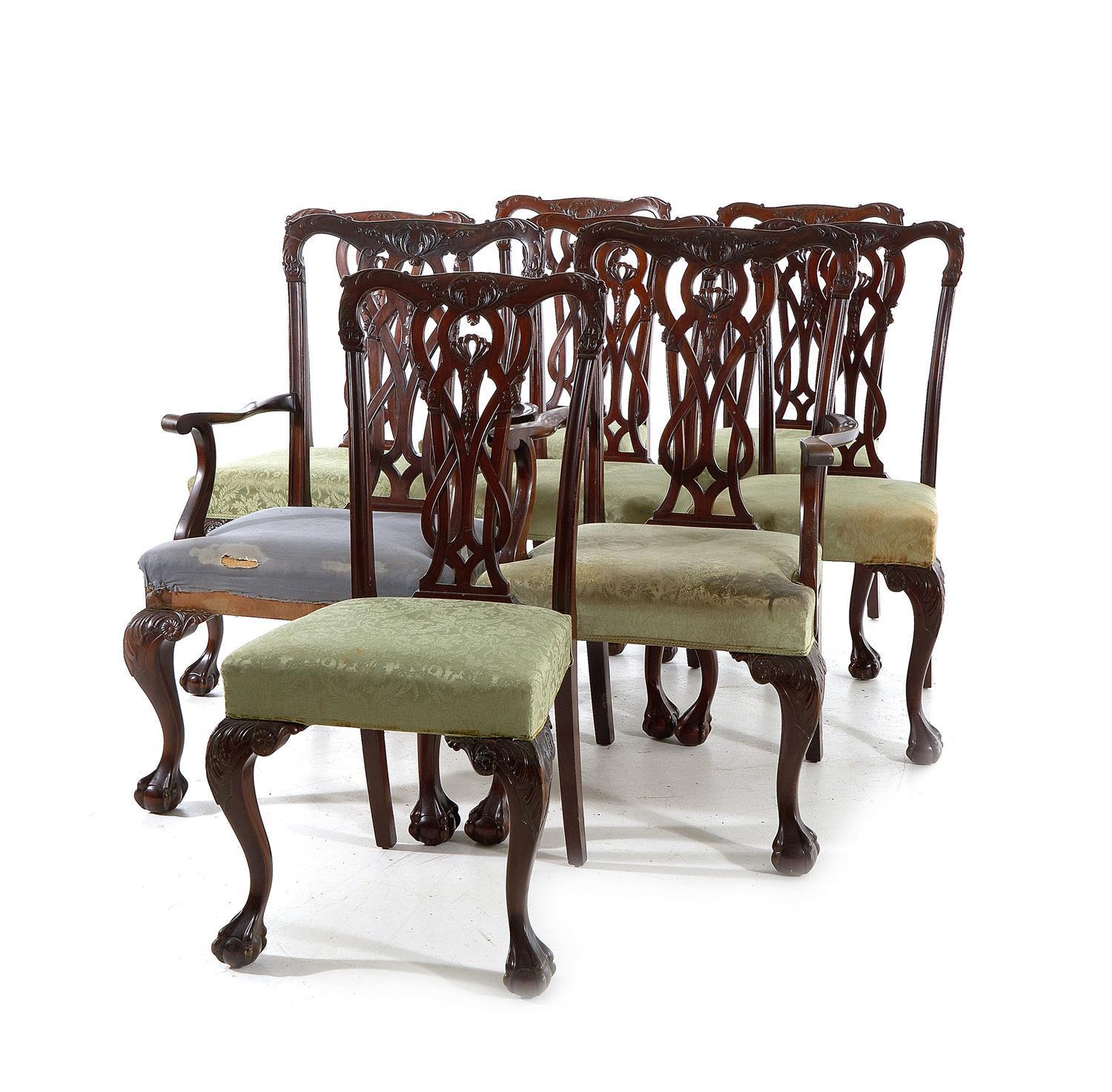 Set di otto sedie da pranzo in mogano intagliato in stile Chippendale, CIRCA 1900, composto da 6 sedie laterali e 2 poltrone.  È necessario rivestire i sedili