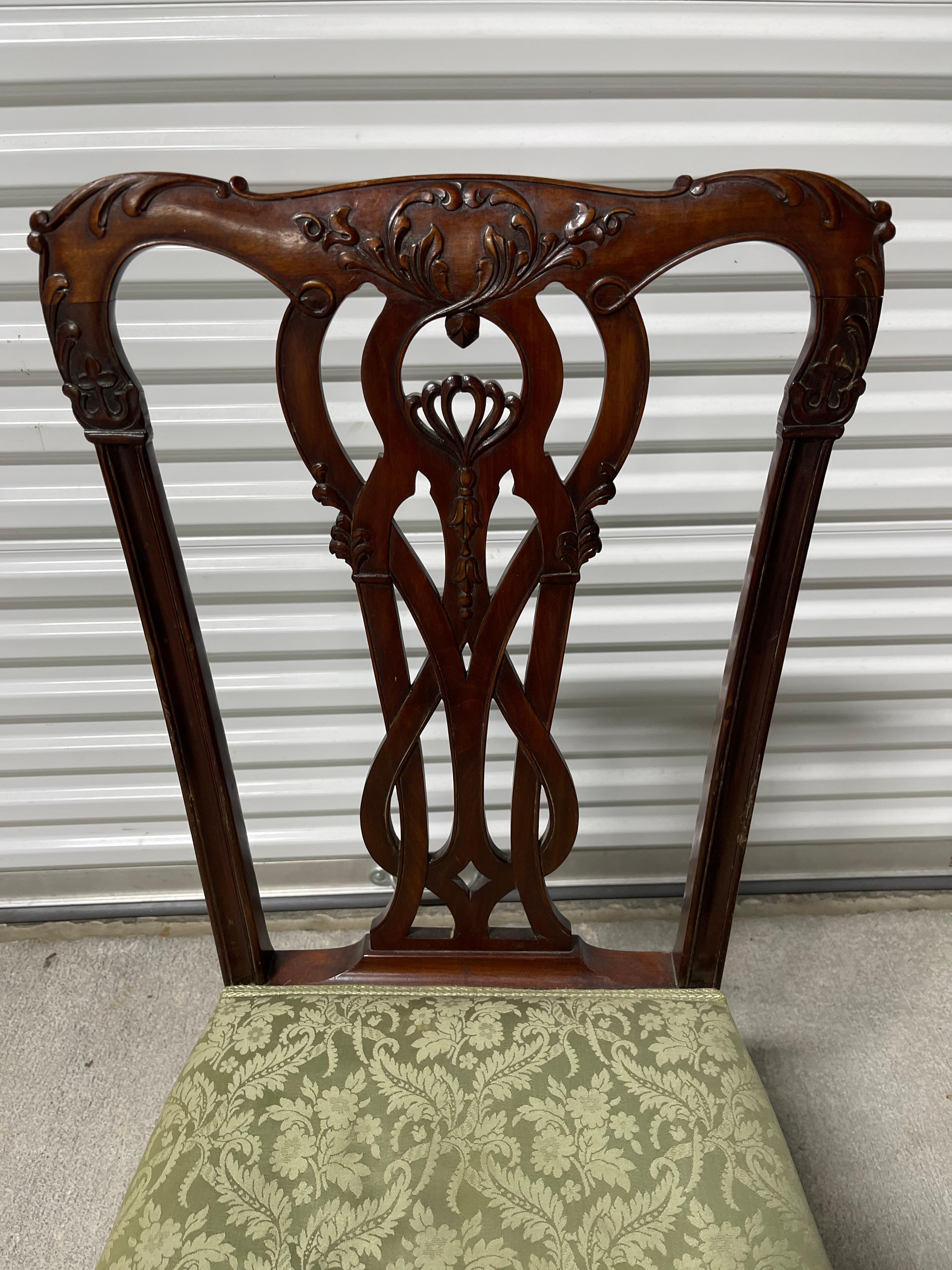 Americano Set di otto sedie da pranzo in mogano intagliato in stile Chippendale, CIRCA 1900 in vendita