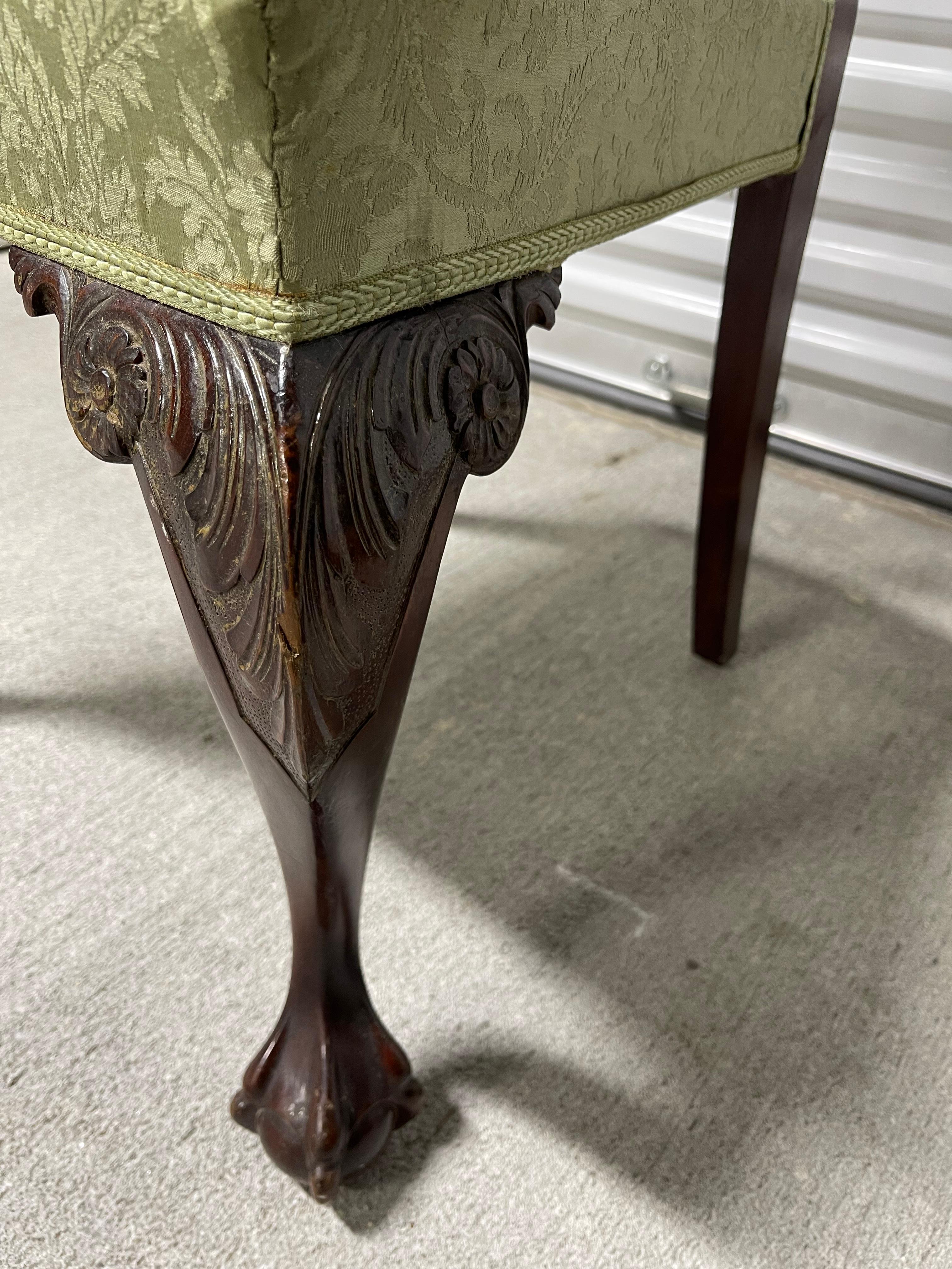 XX secolo Set di otto sedie da pranzo in mogano intagliato in stile Chippendale, CIRCA 1900 in vendita