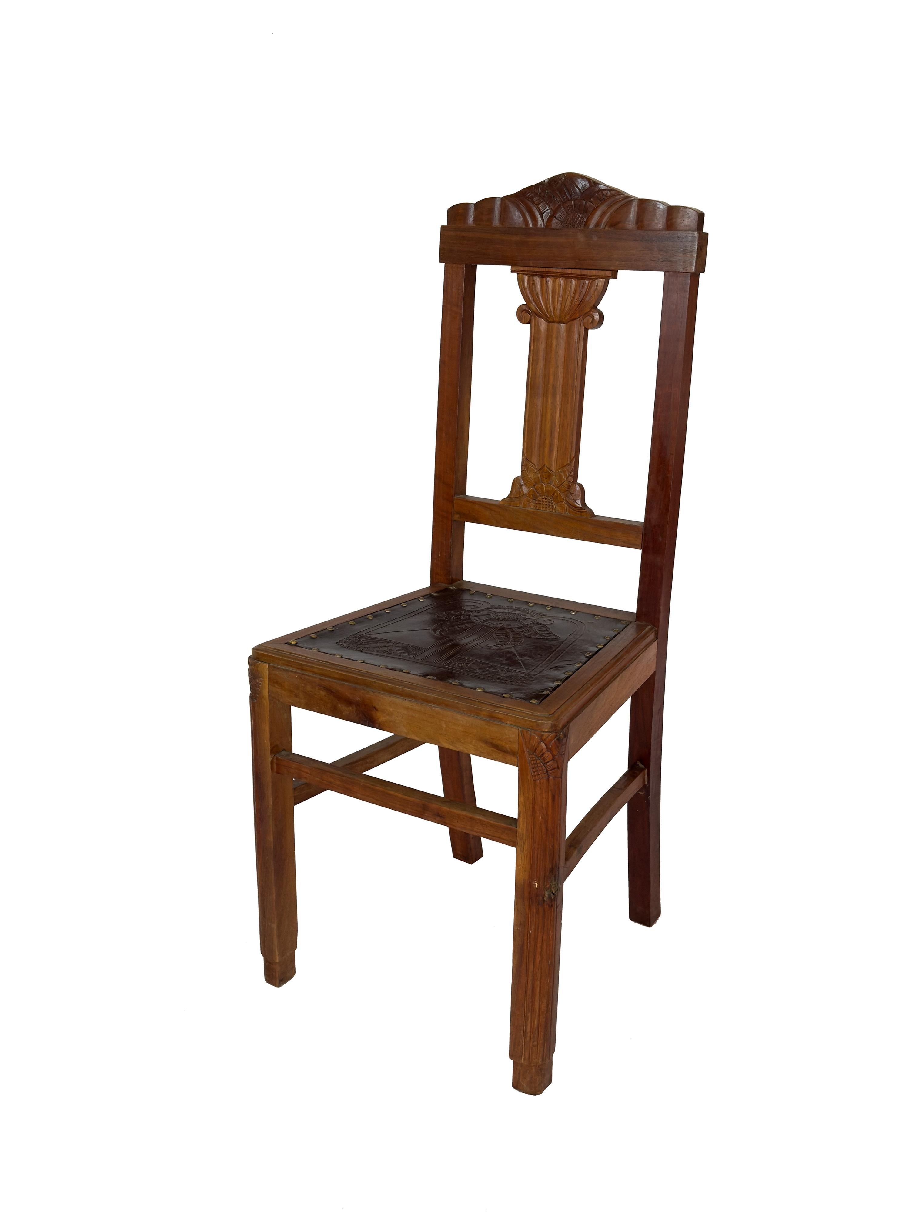 Versetzen Sie sich in die Vergangenheit mit diesem exquisiten Set aus 8 Leder- und Holzstühlen im Art-Déco-Stil von 1940, das aus einem ehemaligen Teesalon der portugiesischen Eisenbahn stammt. 
Dieses seltene und außergewöhnliche Stück verkörpert