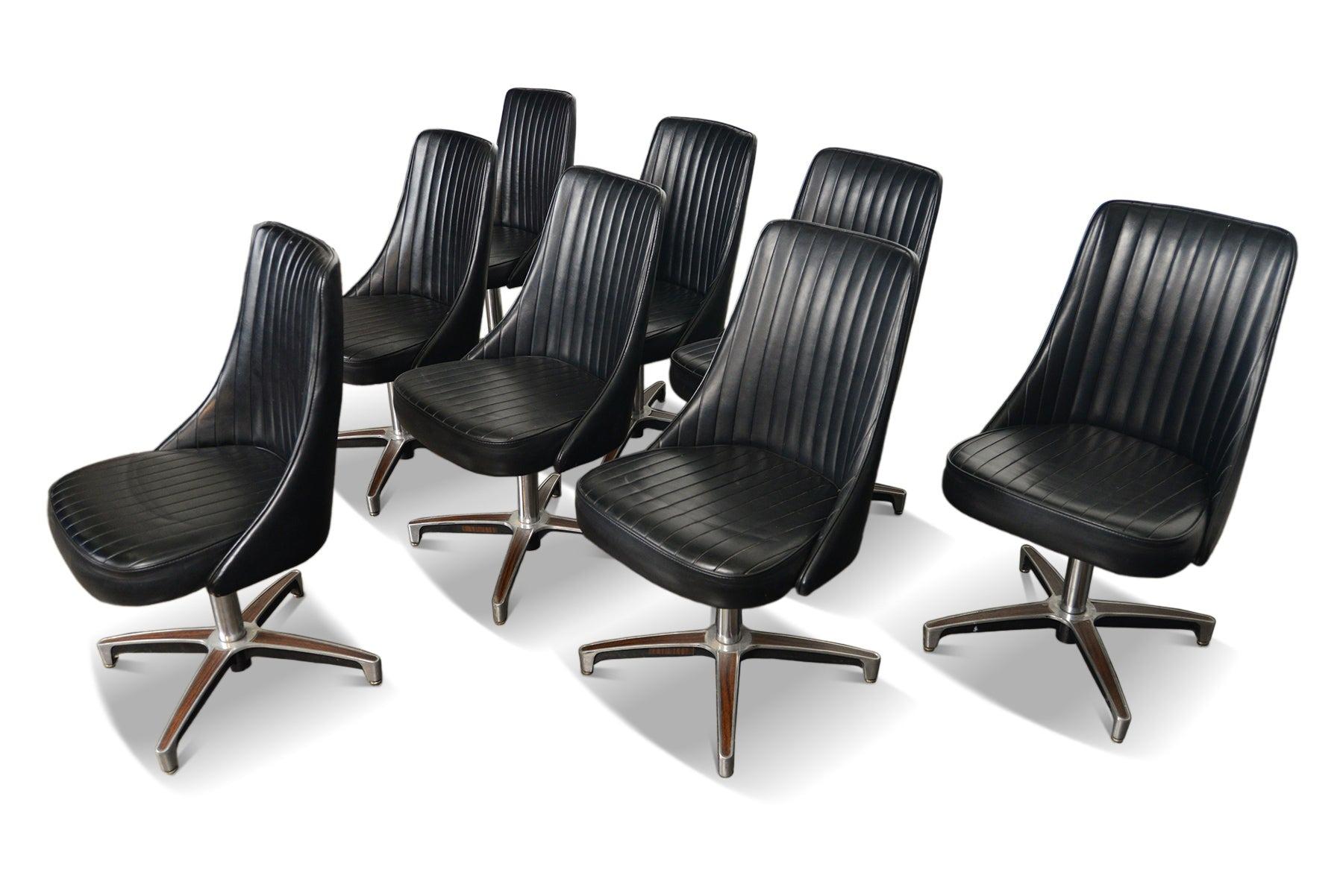 Ensemble de huit chaises de salle à manger pivotantes en vinyle noir de Chromcraft Bon état - En vente à Berkeley, CA