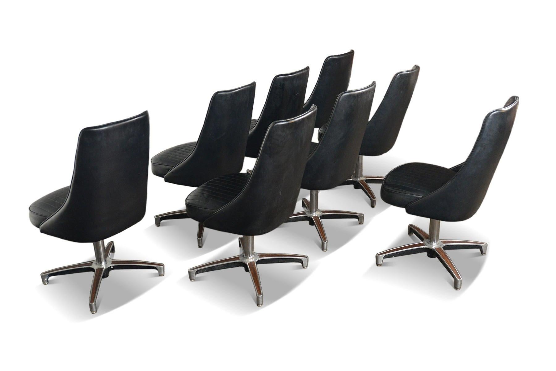 20ième siècle Ensemble de huit chaises de salle à manger pivotantes en vinyle noir de Chromcraft en vente