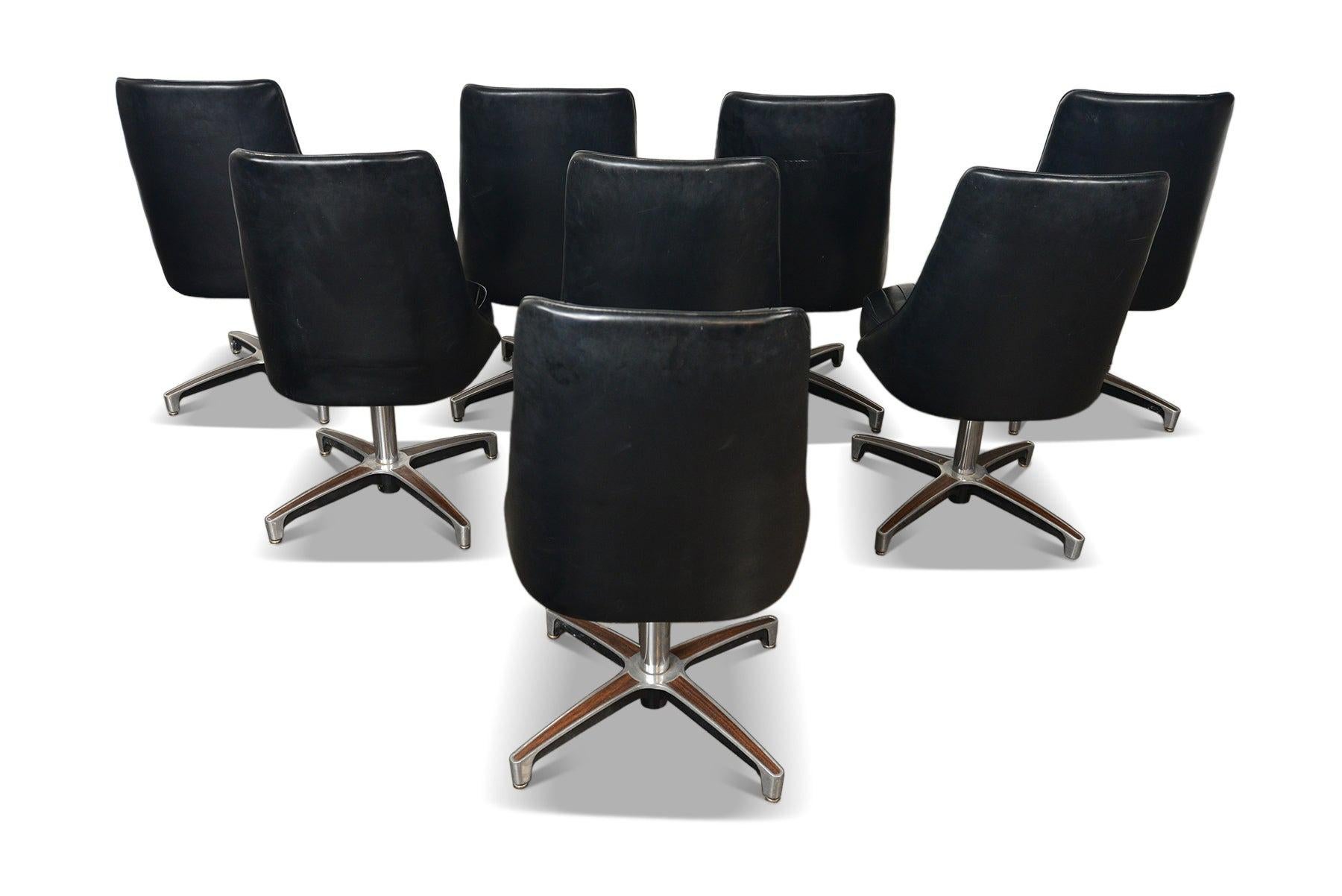 Aluminium Ensemble de huit chaises de salle à manger pivotantes en vinyle noir de Chromcraft en vente