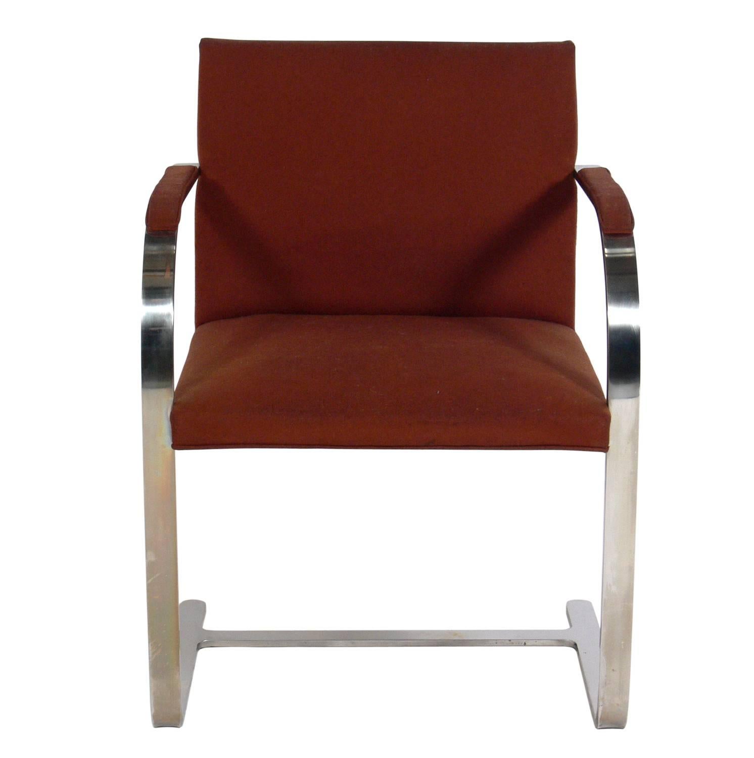 Satz von acht Brünner Stühlen, entworfen von Ludwig Mies van der Rohe, hergestellt von Gratz Industries, ca. 1950er Jahre. Die Gratz-Produktion war älter als die Knoll-Produktion, und wenn Phillip Johnson oder andere führende Architekten von Mies