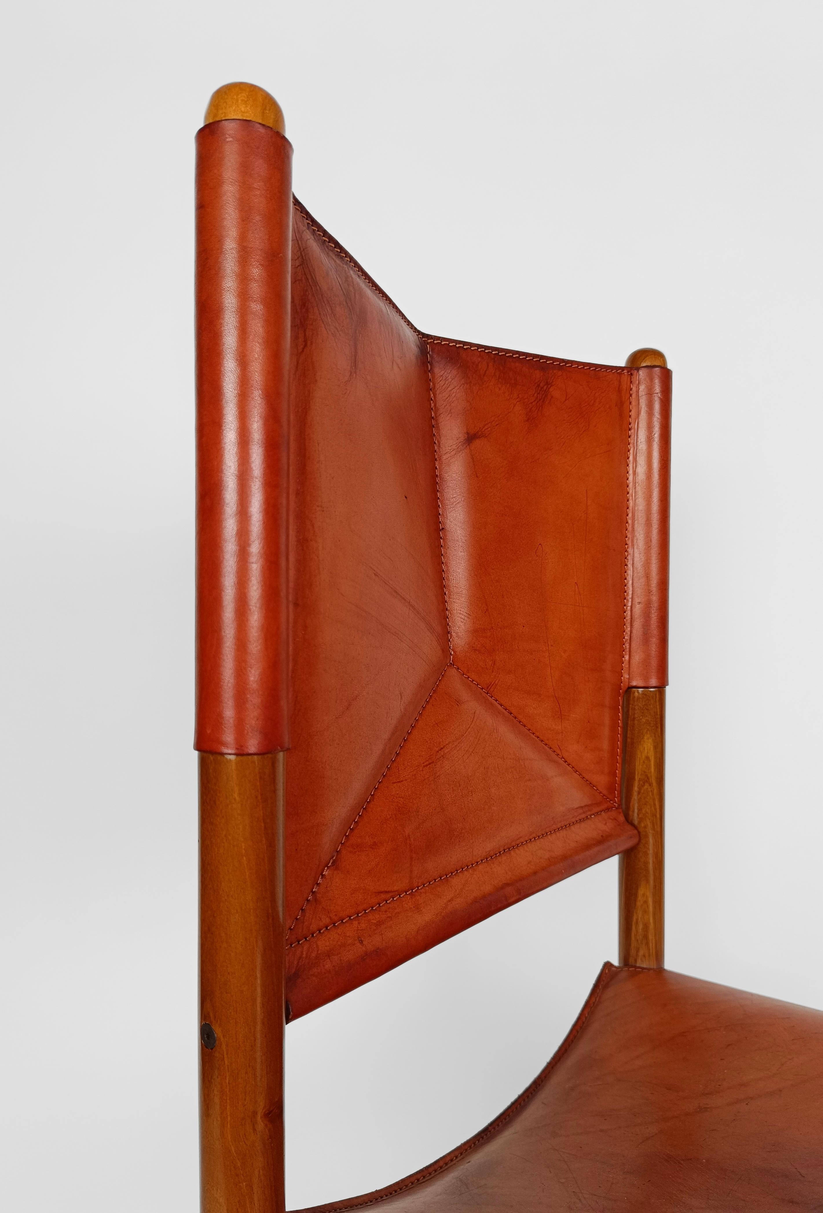 A set made up of a really rare number to find when it comes to vintage chairs, 8 chairs of the highest Italian quality made of solid ash wood and stitched leather.
Produced in the area of ​​excellence of the Italian furniture factories, Cantù, in