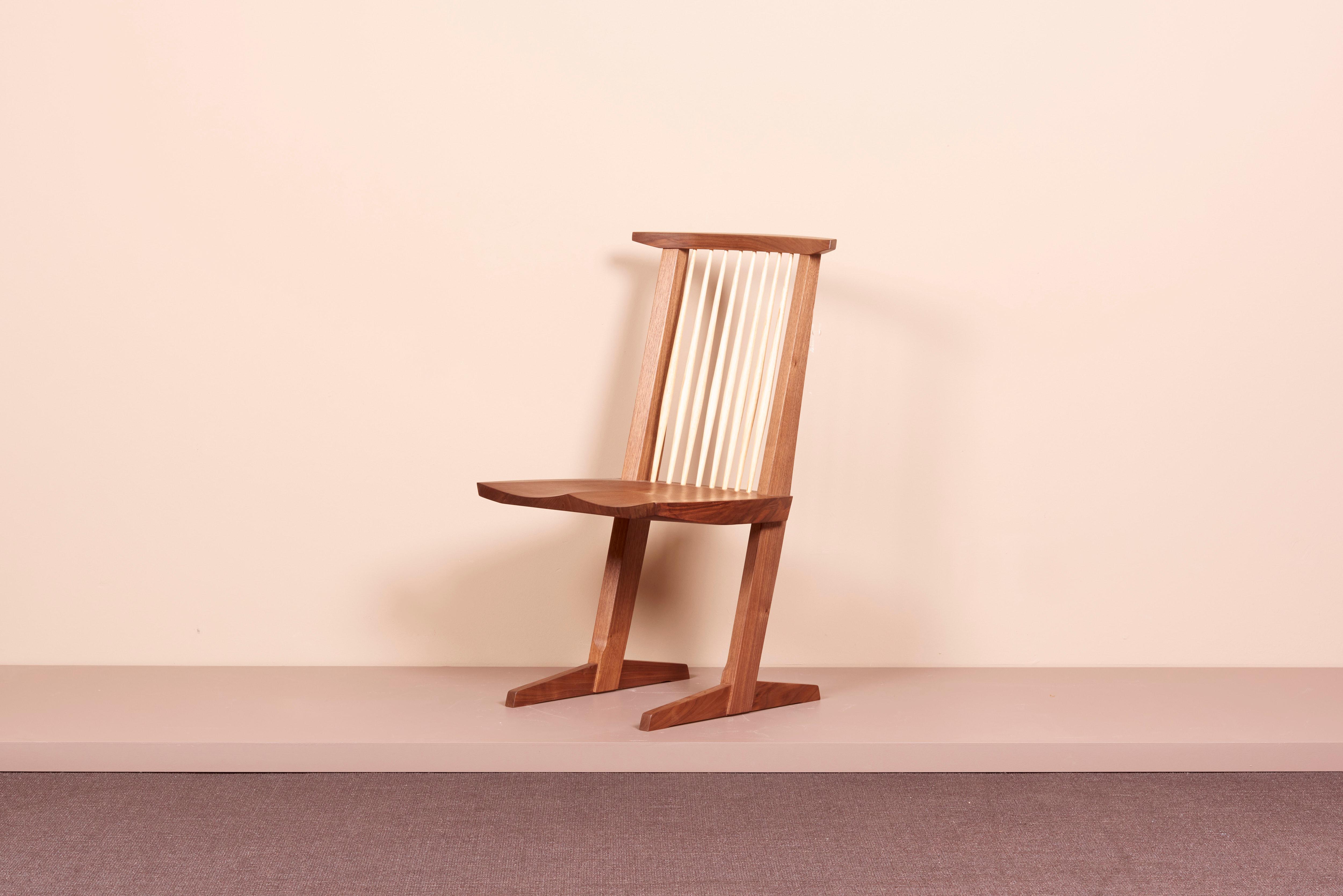 Noyer 8 chaises de salle à manger Conoid de Mira Nakashima basées sur un design de George Nakashima en vente