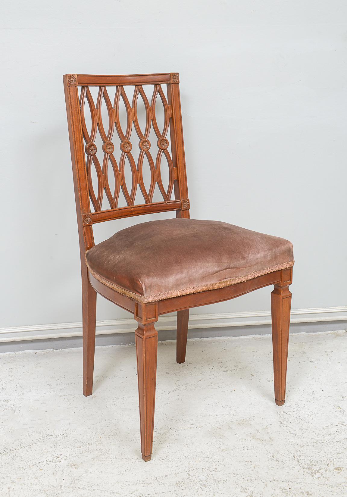 Set di otto sedie da pranzo continentali in mogano realizzate a mano in stile neoclassico con schienali a reticolo e gambe affusolate con tappezzeria originale - molto confortevole.