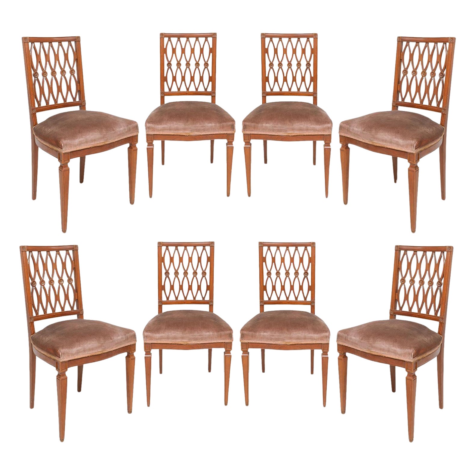 Conjunto de ocho sillas de comedor continentales de estilo neoclásico