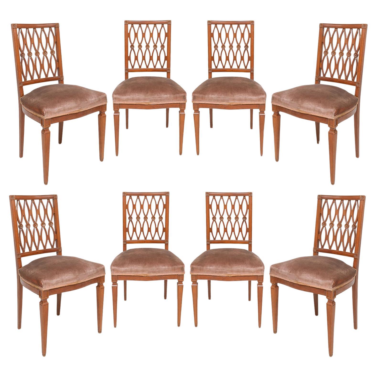 Satz von acht kontinentalen Esszimmerstühlen im neoklassischen Stil