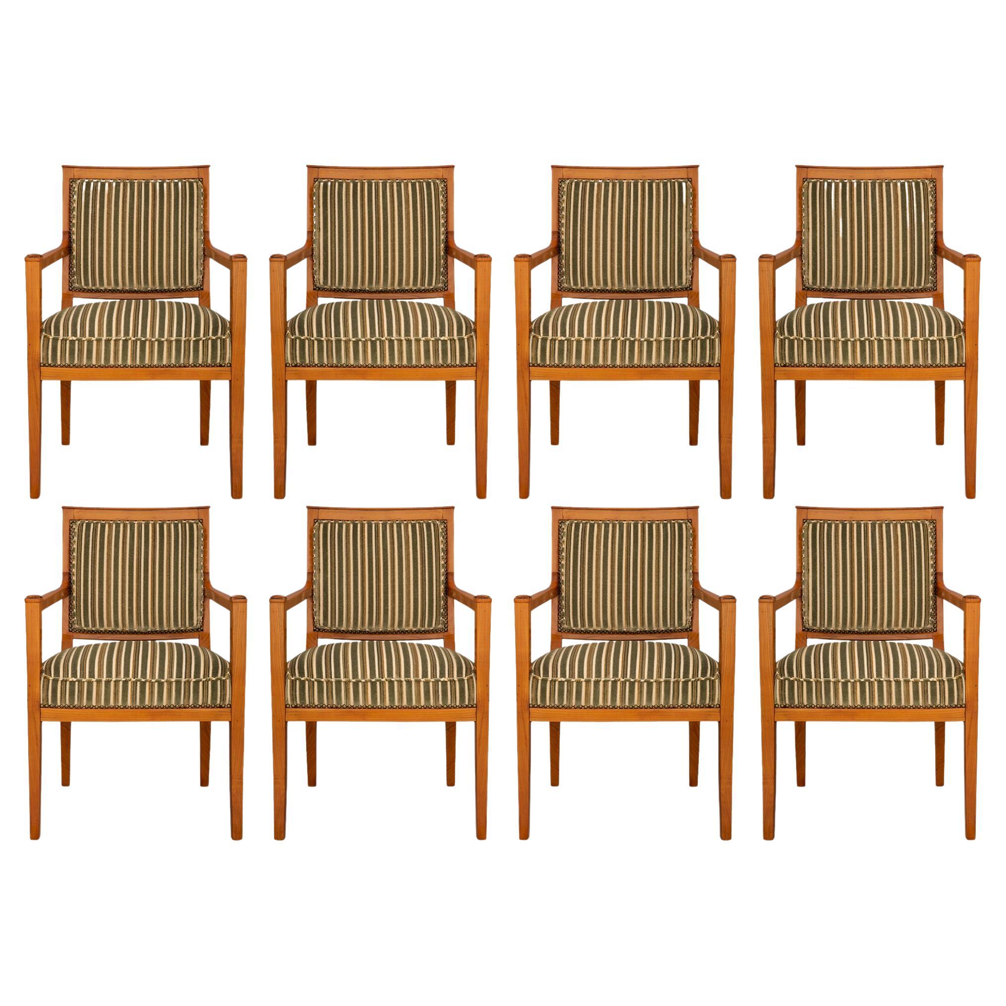 Ensemble de huit fauteuils de salle à manger en merisier de la fin du XVIIIe siècle