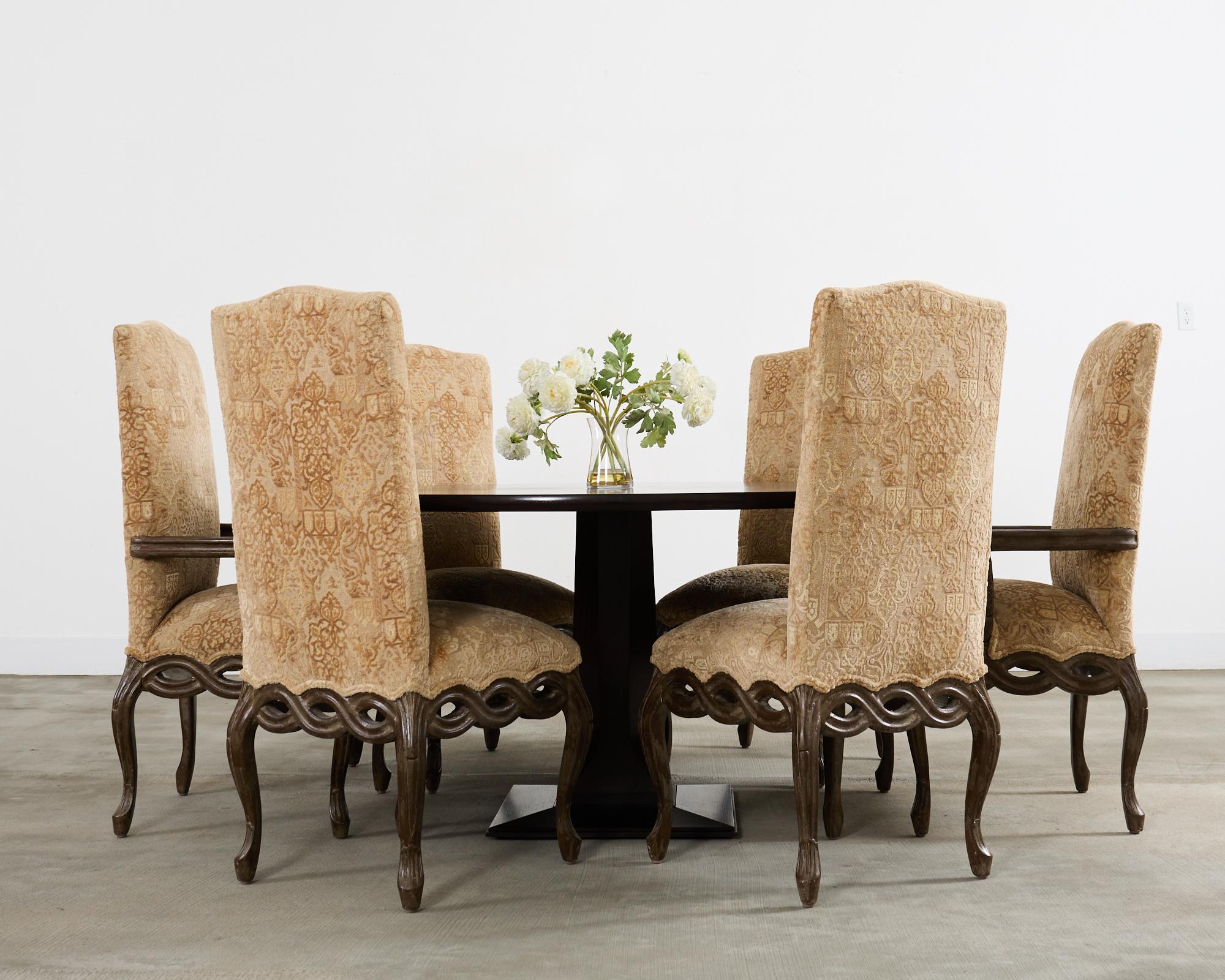 Set di otto sedie da pranzo su misura, realizzate in stile provinciale francese o Luigi XV. Le sedie sono caratterizzate da un'ampia struttura in legno di faggio intagliato e verniciato con una patina invecchiata e distorta. Il set è composto da sei