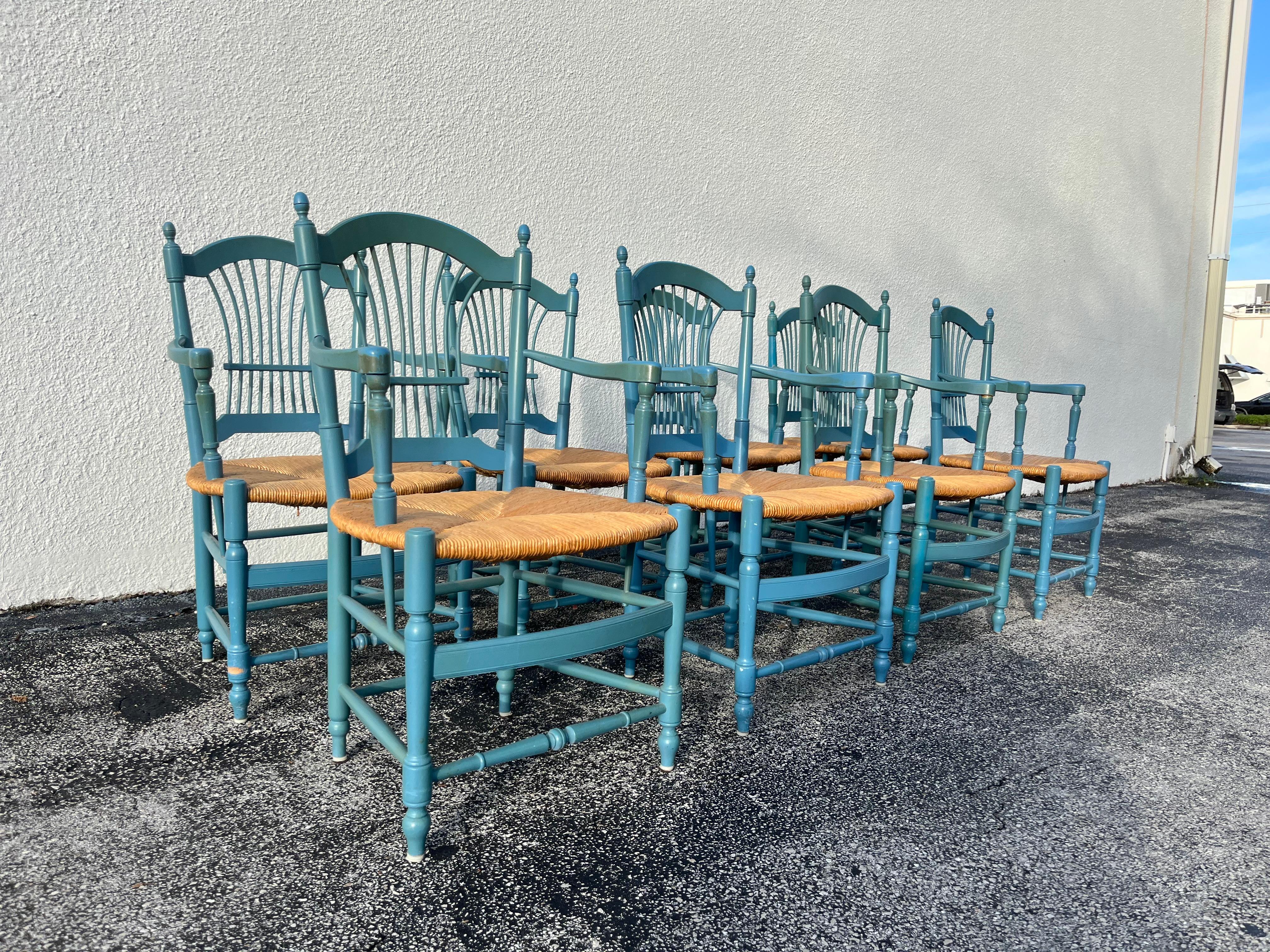 Ensemble de huit chaises à dossier en forme de gerbe, jonc, bois peint.