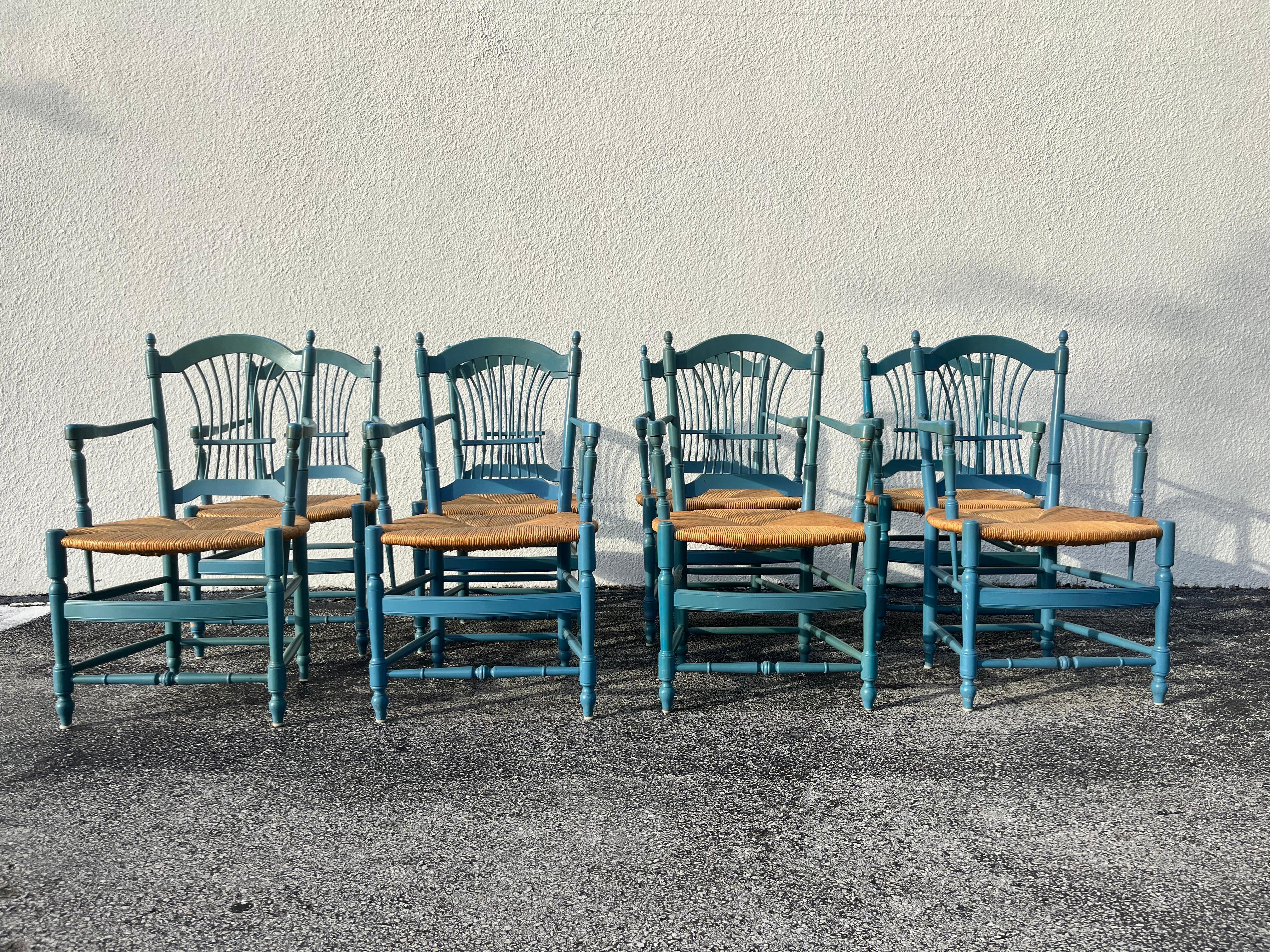 Provincial français Ensemble de huit chaises à dossier en gerbe de blé, Rush en vente