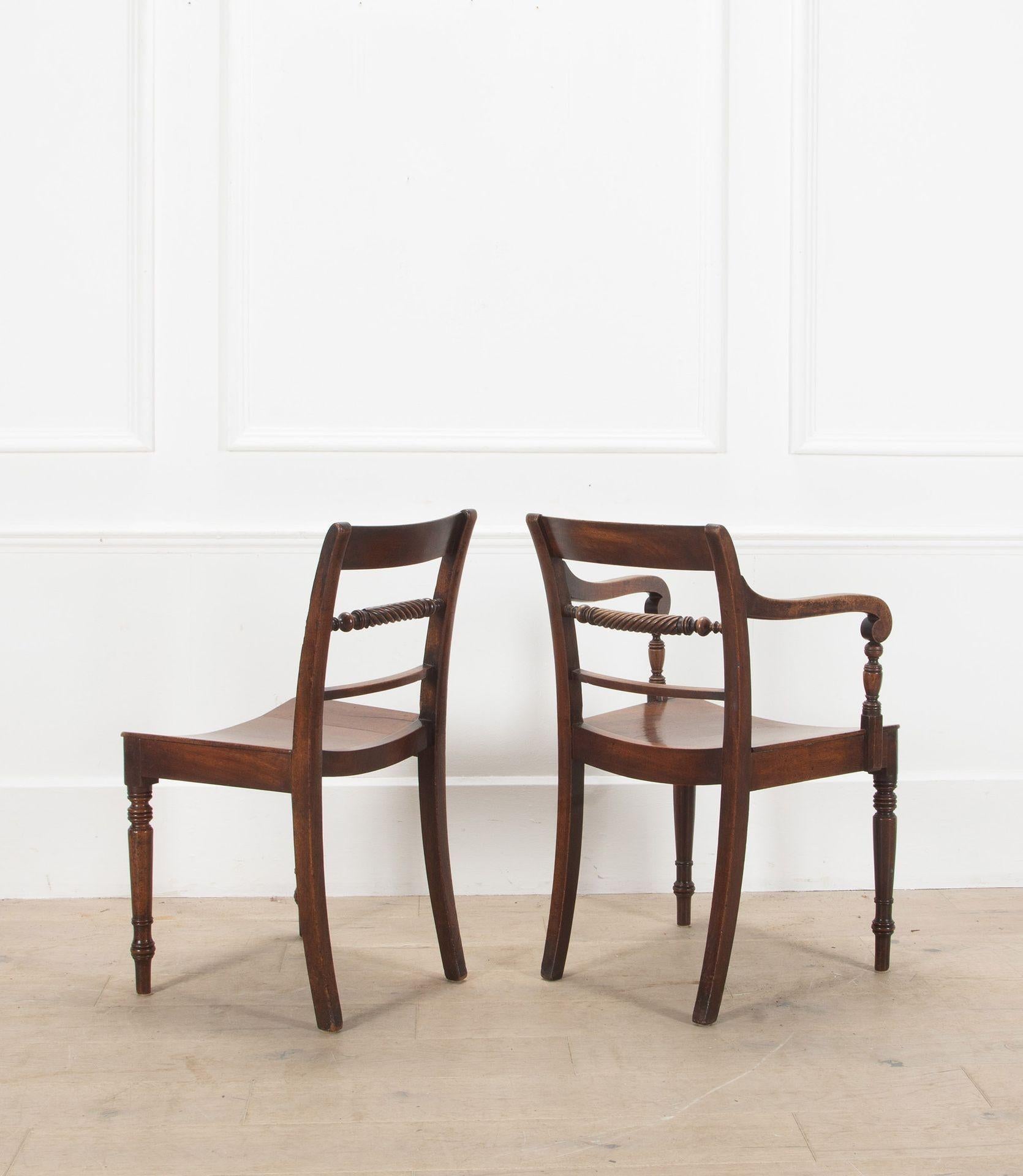 Bonito conjunto de ocho sillas de comedor, compuesto por dos sillones y seis sillas laterales.
Georgiana con asiento curvo abombado.
Circa 1800.