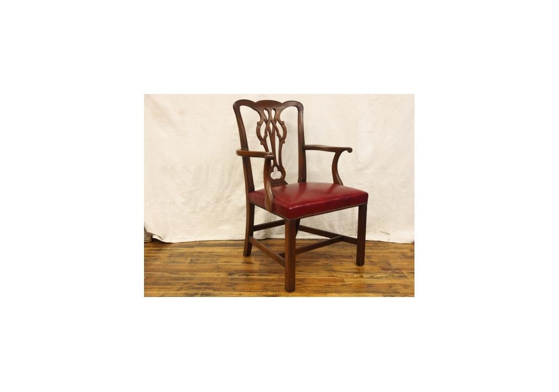 Un eccezionale set di sedie da pranzo in stile inglese di metà secolo con struttura in mogano massiccio in ottime condizioni, realizzate da Kittinger. I sedili conservano l'originale stile vinile in pelle smaltata rossa e hanno un bordo in ottone