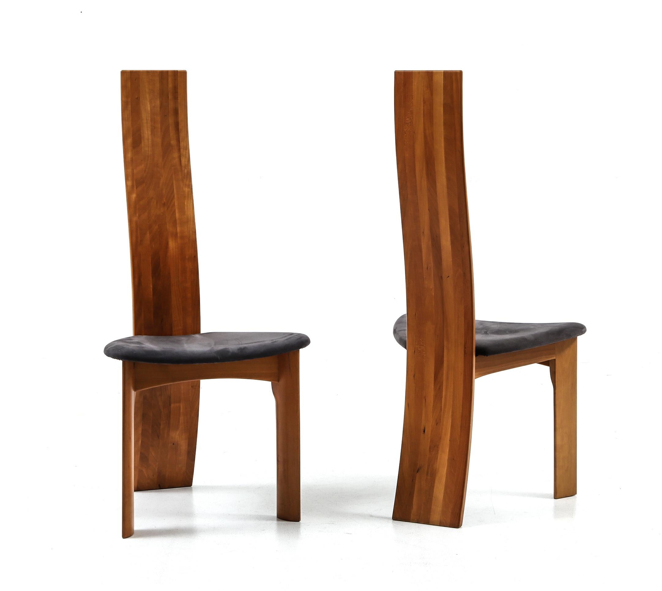 A set of six Danish cherrywood dining chairs. Designed 1970 by Bob og Dries van den Bergh for Tranekær Mobler. (Suitable table also available visible on the last two pictures)
Three leg construction with leather seats and tall curved backs.
Set of