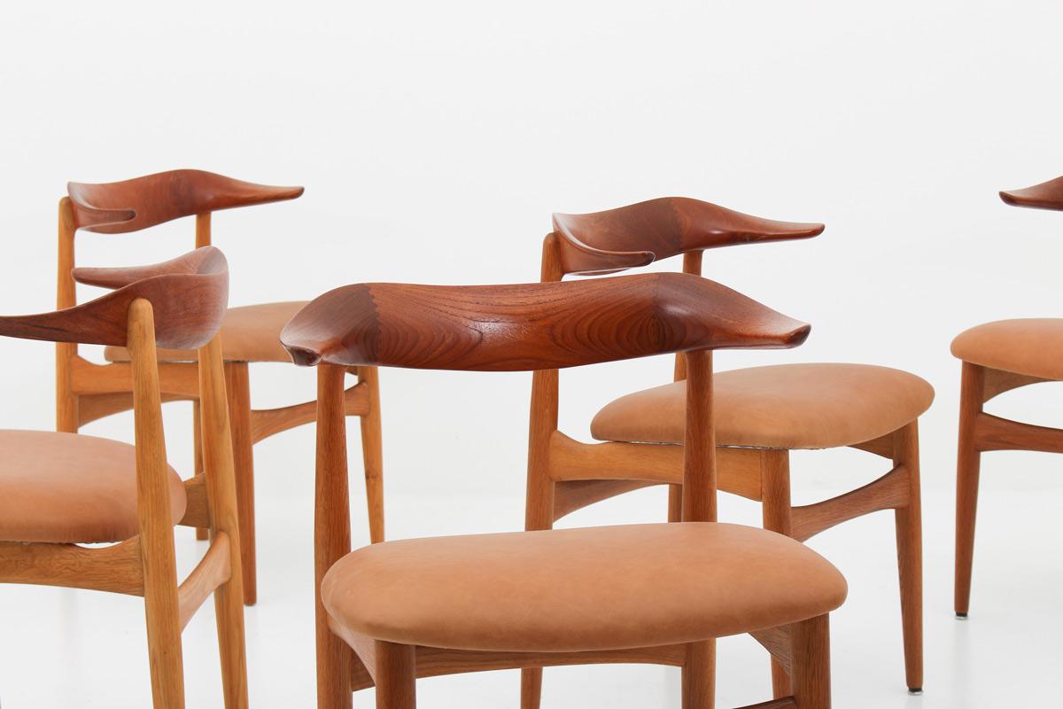 A set of eight stunning and highly rare dining chairs model SM 521 by Knud Faerch for Slagelse Møbelfabrik, Denmark.
These chairs are made of oak with a spectacular shaped backrest in teak.
Condition: Very good restored condition. One chair has a