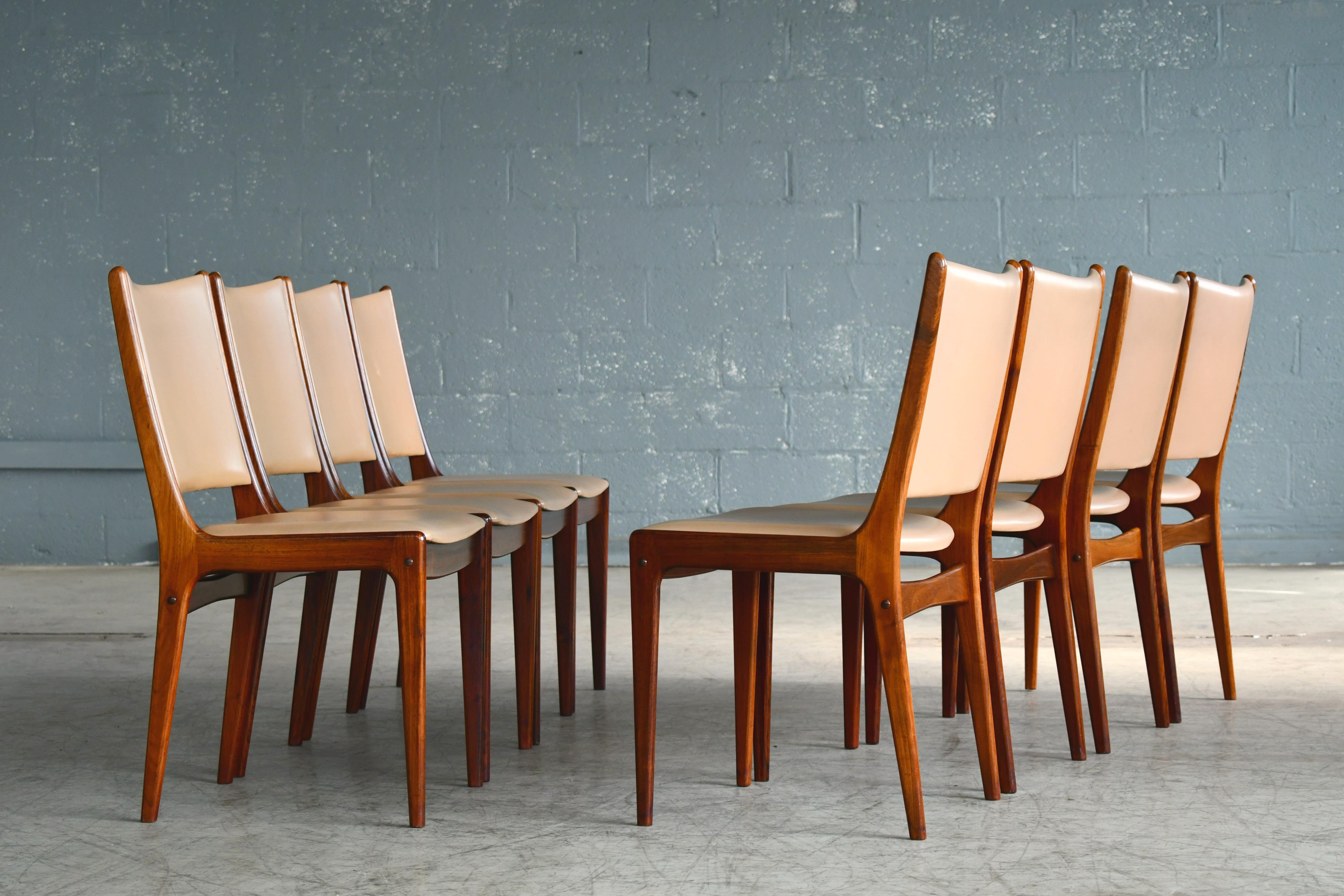 Mid-Century Modern Set of Eight Danish Dining Chairs in Rosewood and Tan Leather by Johs Andersen