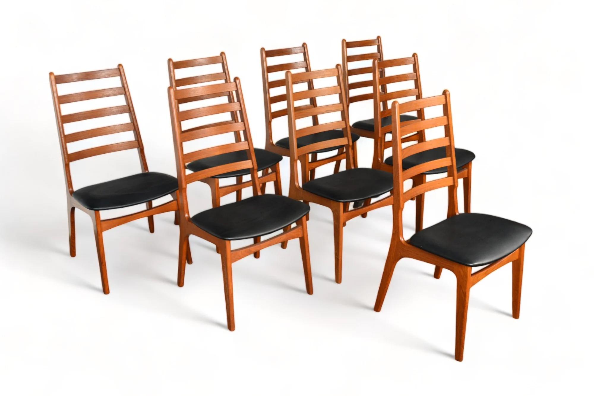 Mid-Century Modern Ensemble de huit chaises de salle à manger danoises à dossier haut en teck en vente