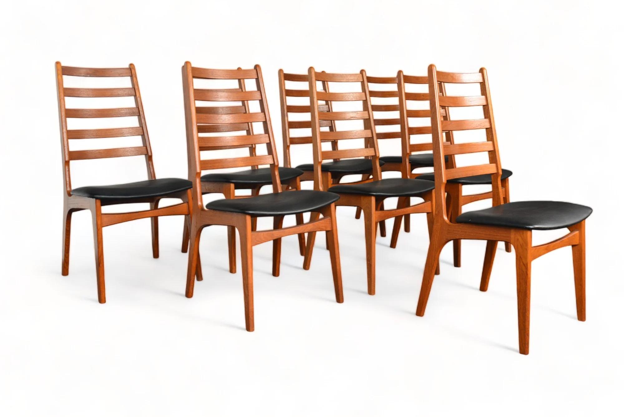 Danois Ensemble de huit chaises de salle à manger danoises à dossier haut en teck en vente