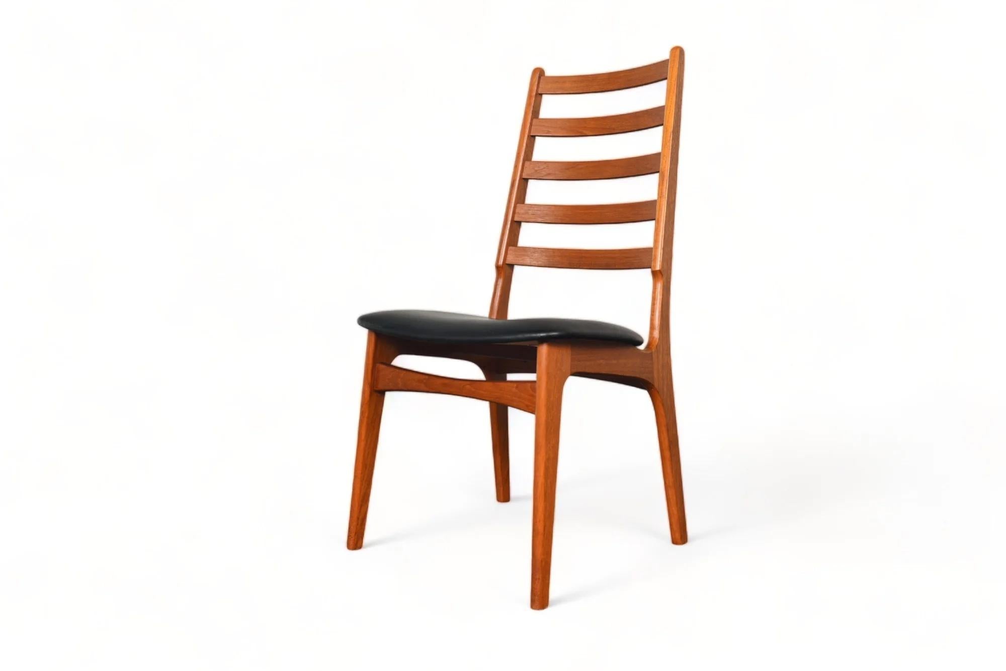 20ième siècle Ensemble de huit chaises de salle à manger danoises à dossier haut en teck en vente