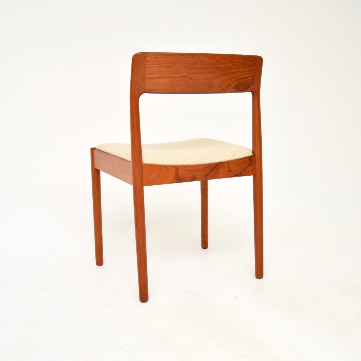 Satz von acht dänischen Vintage-Esszimmerstühlen aus Teakholz von Johannes Norgaard im Angebot 4