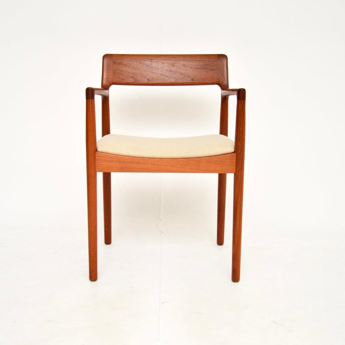Satz von acht dänischen Vintage-Esszimmerstühlen aus Teakholz von Johannes Norgaard (Mitte des 20. Jahrhunderts) im Angebot