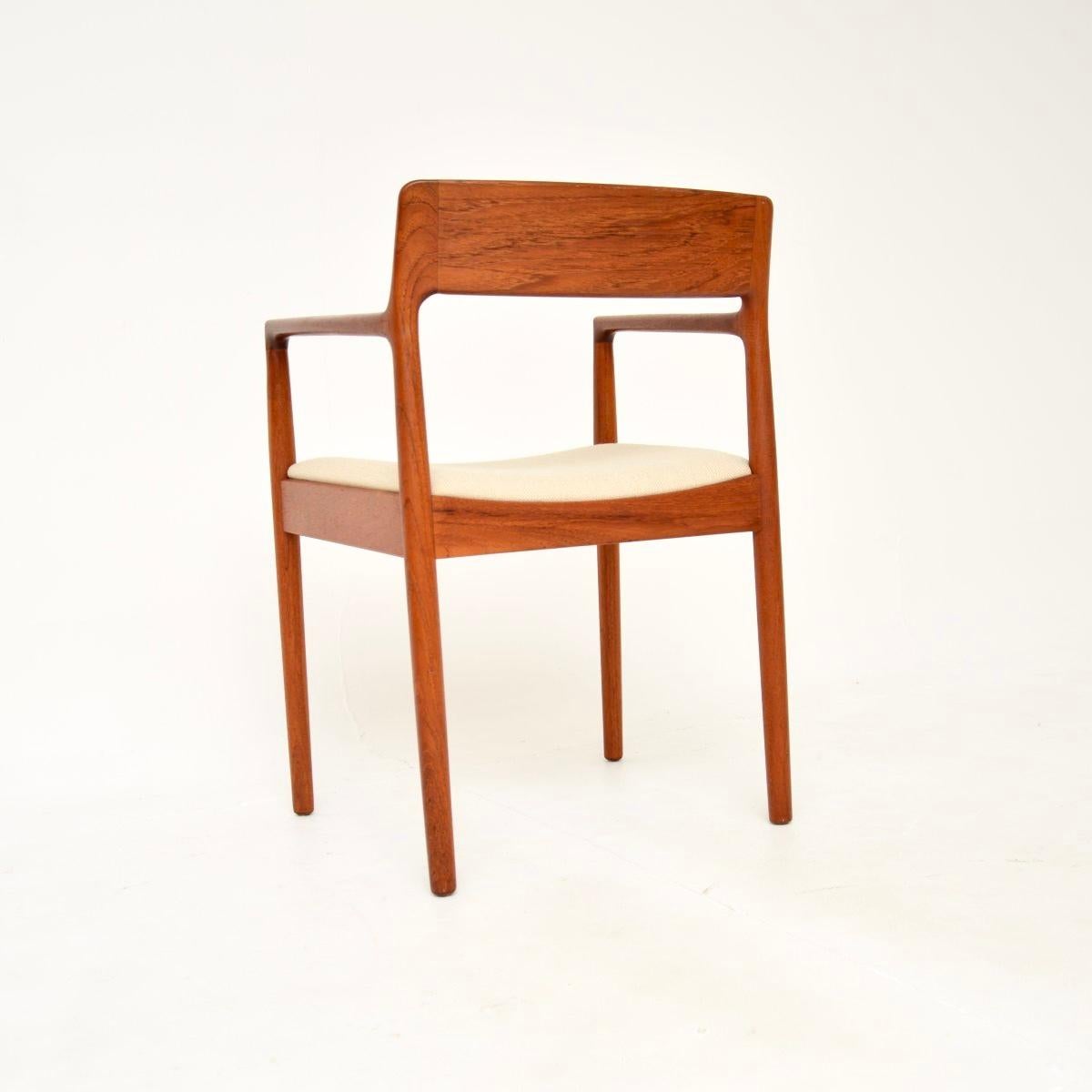 Satz von acht dänischen Vintage-Esszimmerstühlen aus Teakholz von Johannes Norgaard (Bouclé) im Angebot
