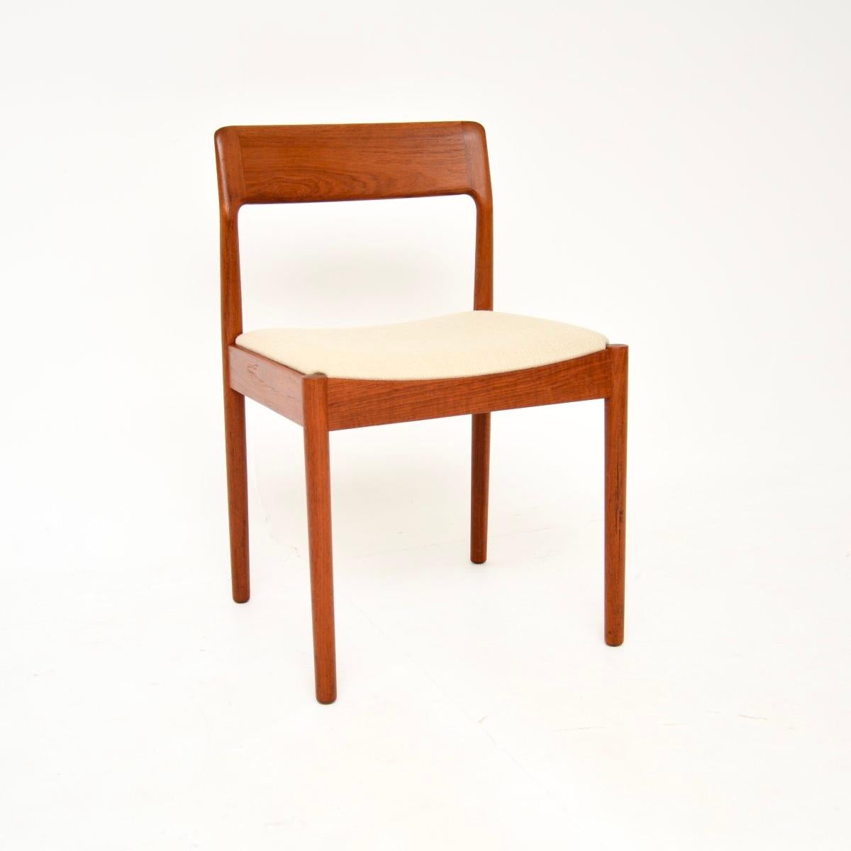 Satz von acht dänischen Vintage-Esszimmerstühlen aus Teakholz von Johannes Norgaard im Angebot 1