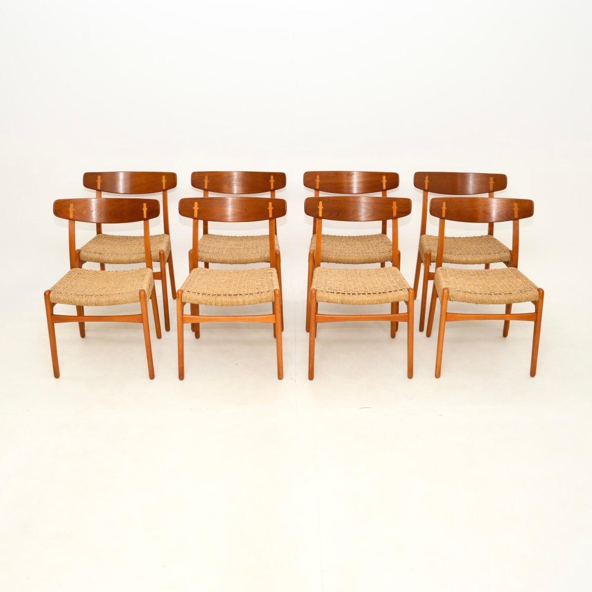 Un bellissimo ed emblematico set di otto sedie da pranzo danese vintage CH-23 di  per Carl Hansen. Sono state realizzate in Danimarca, sono le prime produzioni e risalgono agli anni '50.

La qualità è superba: le cornici sono in faggio massiccio e