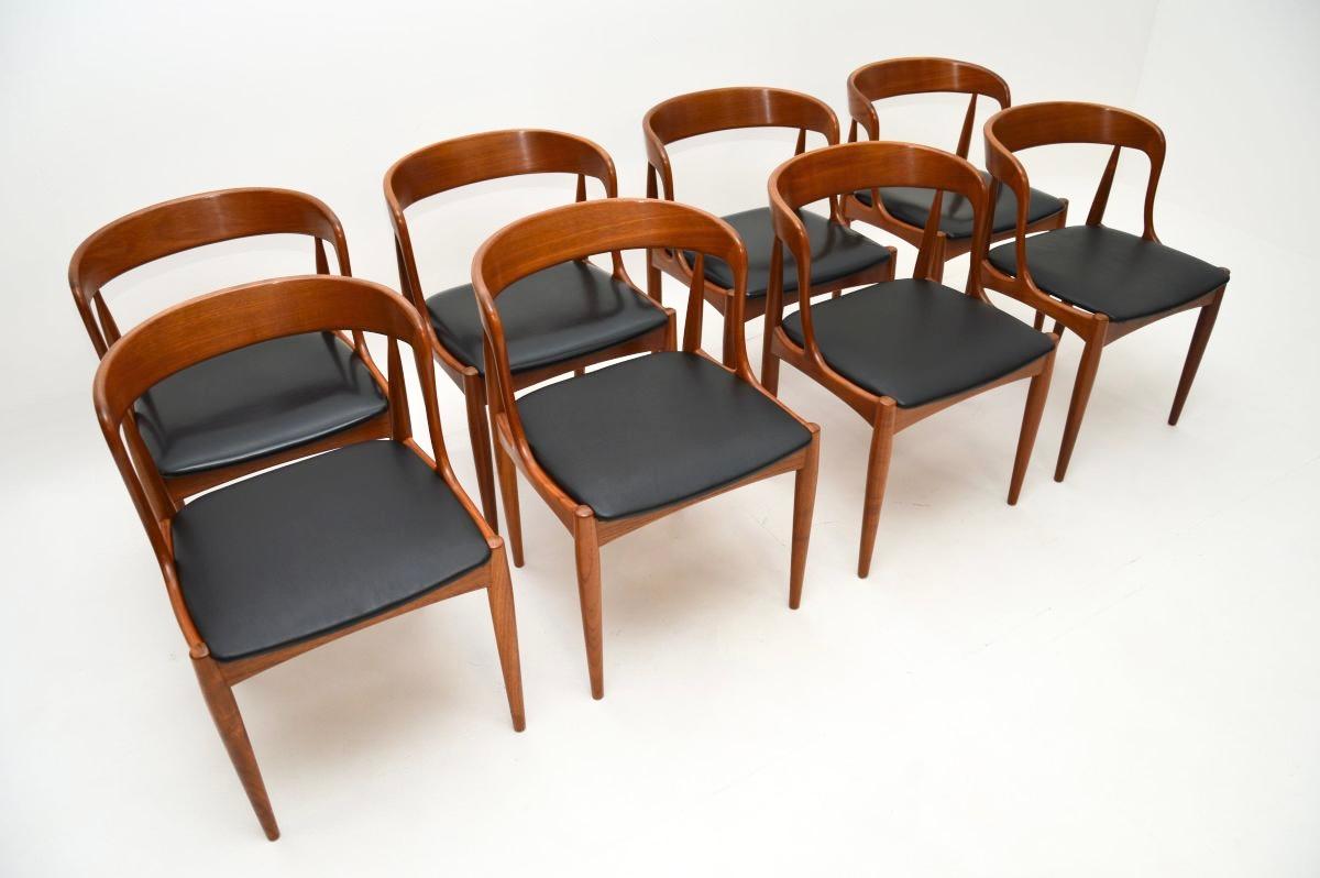 Ensemble de huit chaises de salle à manger danoises en teck de Johannes Andersen, datant des années 1960, d'une grande élégance et d'une excellente qualité.

Ils sont d'une qualité exceptionnelle avec un design magnifique, ils sont très confortables