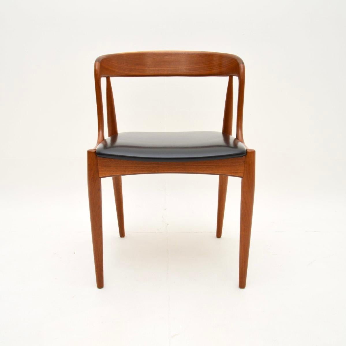 Ensemble de huit chaises de salle à manger danoises en teck vintage par Johannes Andersen Bon état - En vente à London, GB