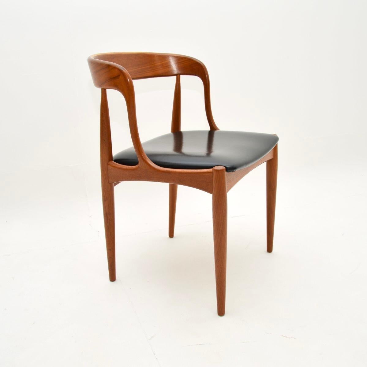 Milieu du XXe siècle Ensemble de huit chaises de salle à manger danoises en teck vintage par Johannes Andersen en vente