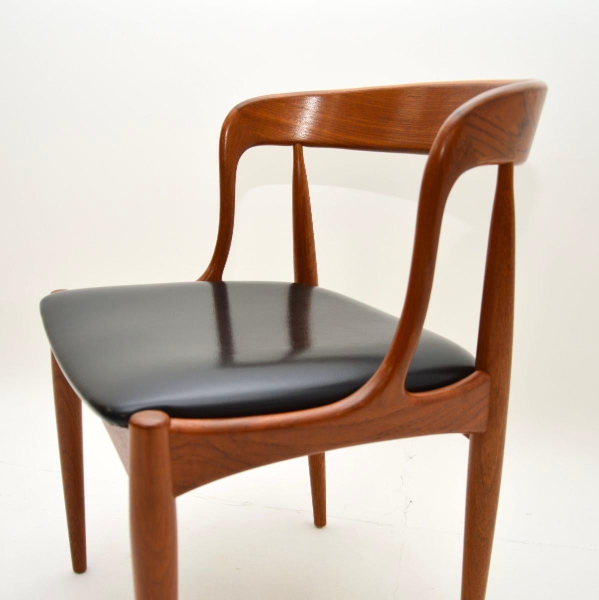 Imitation cuir Ensemble de huit chaises de salle à manger danoises en teck vintage par Johannes Andersen en vente