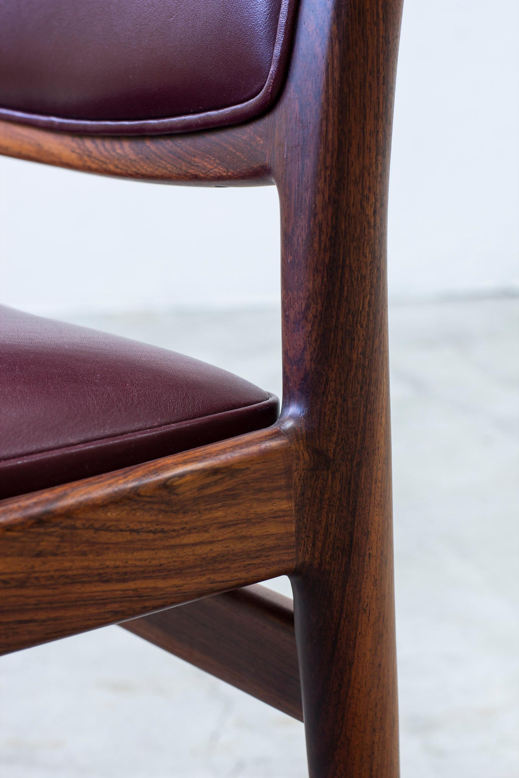 Ensemble de huit chaises de salle à manger en palissandre 