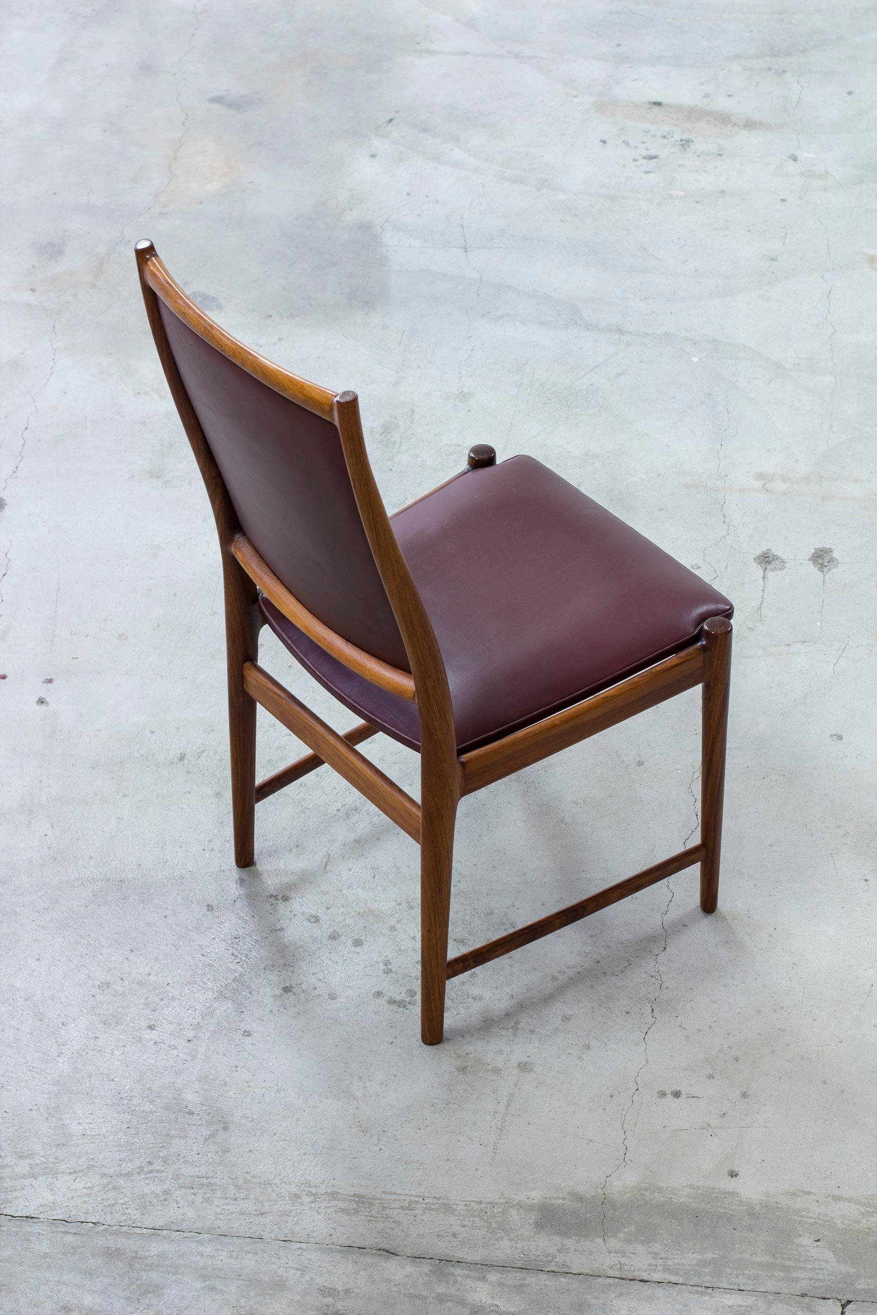 Ensemble de huit chaises de salle à manger en palissandre 