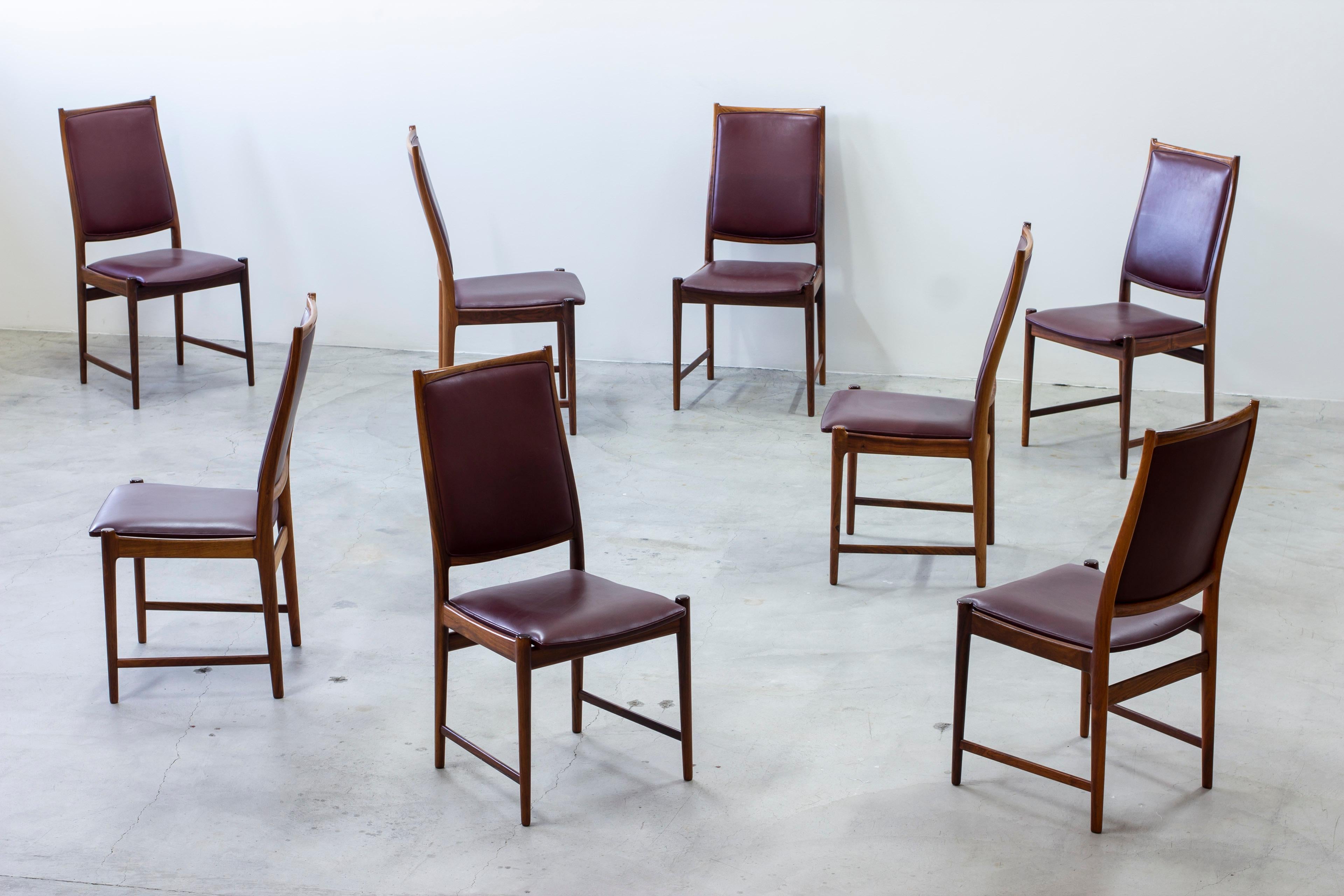 Ensemble de huit chaises de salle à manger modèle 