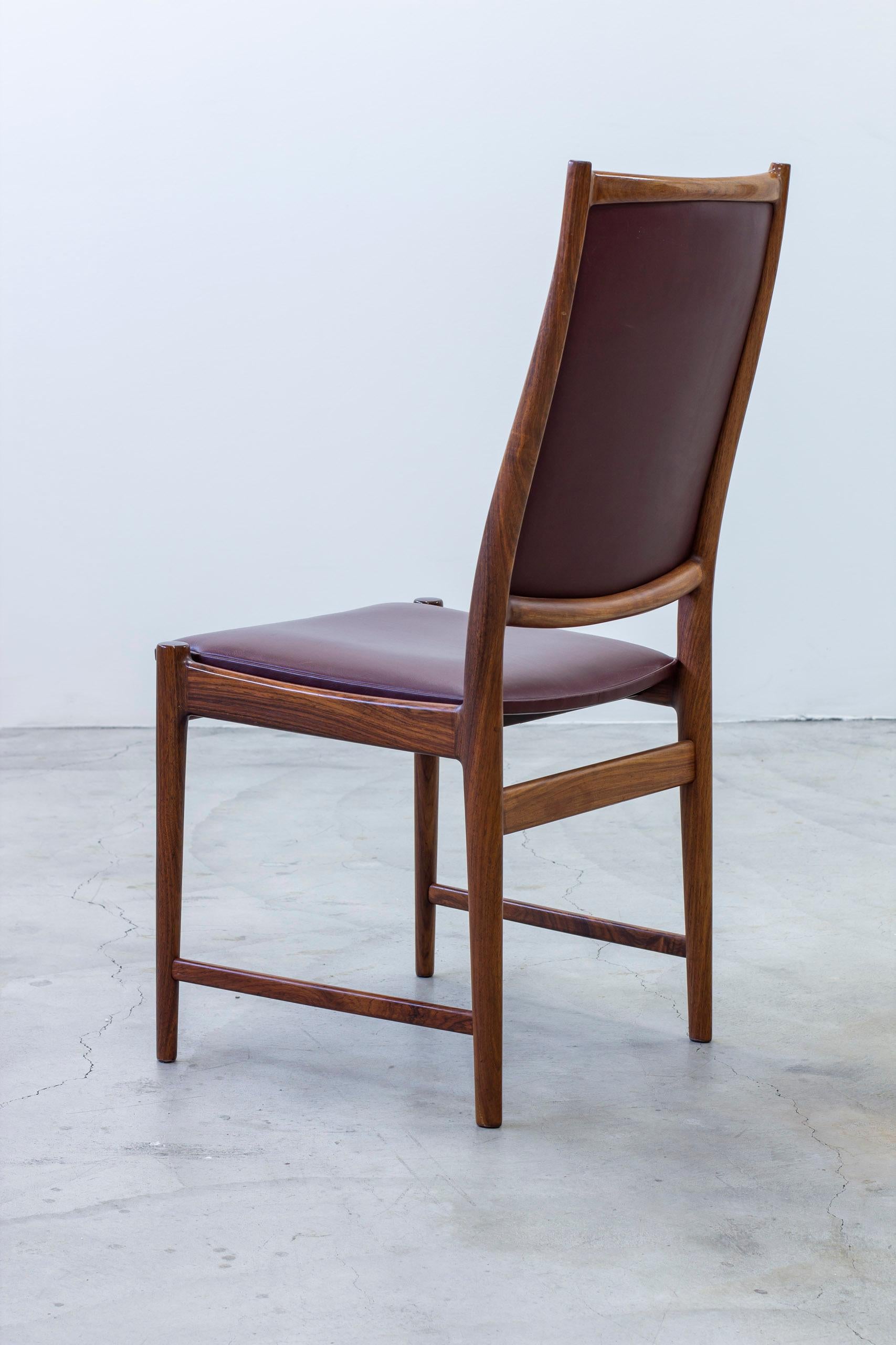 Milieu du XXe siècle Ensemble de huit chaises de salle à manger en palissandre 