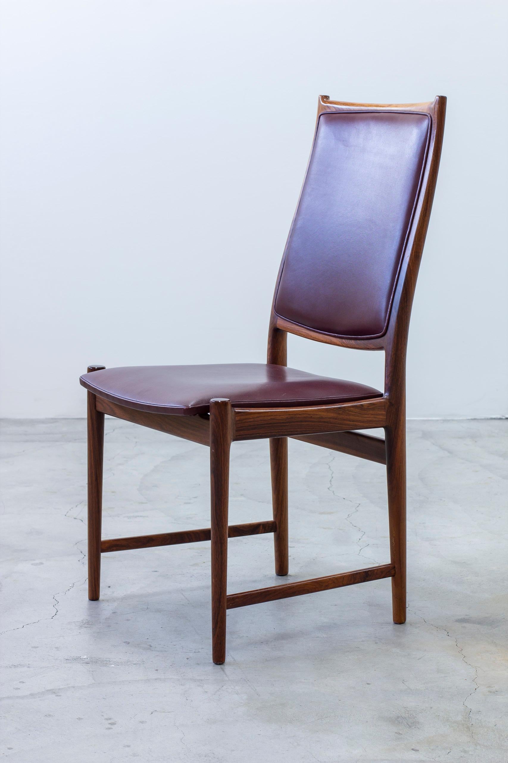 Cuir Ensemble de huit chaises de salle à manger en palissandre 