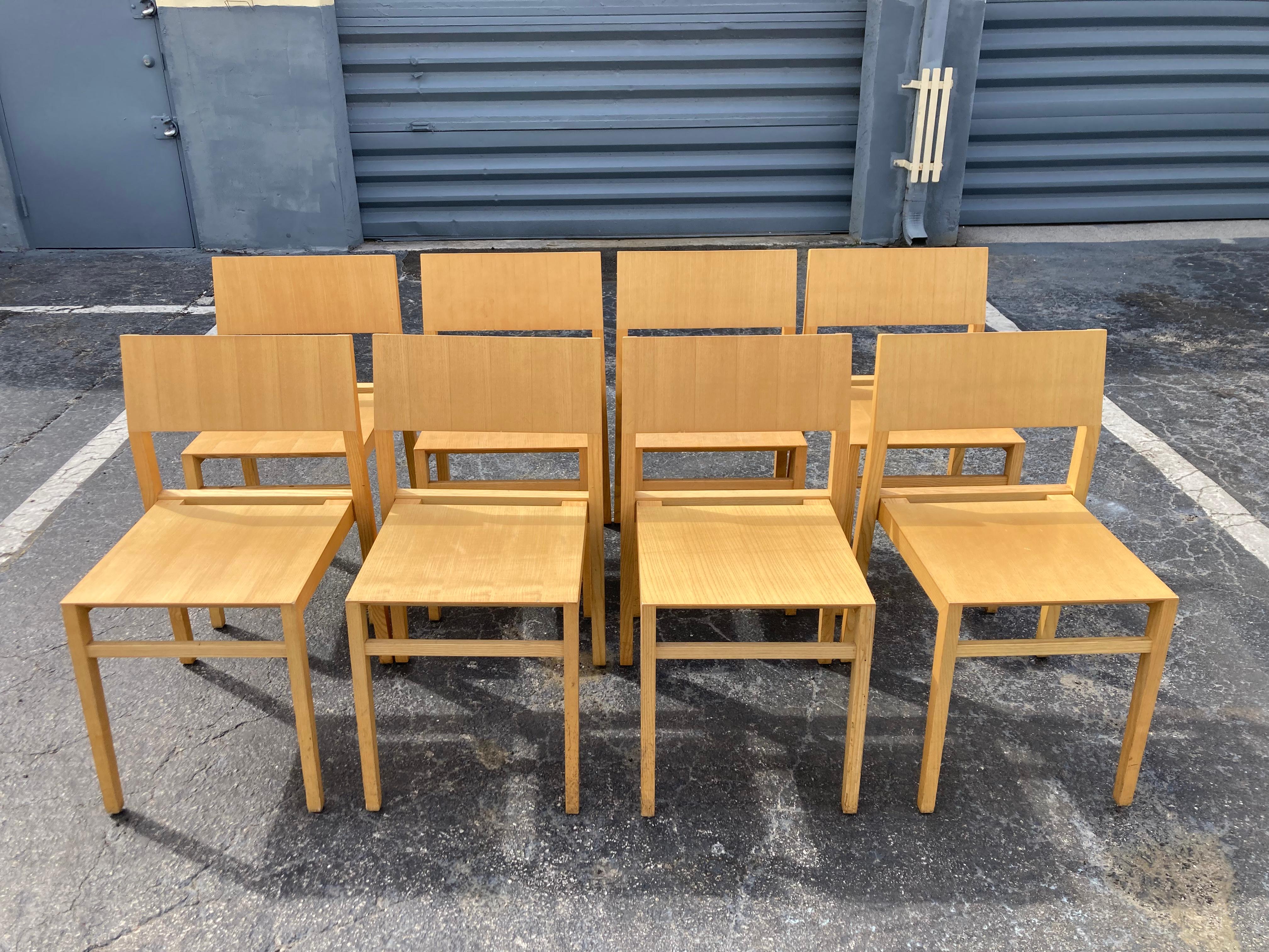 Ensemble de huit chaises designers en vente 9