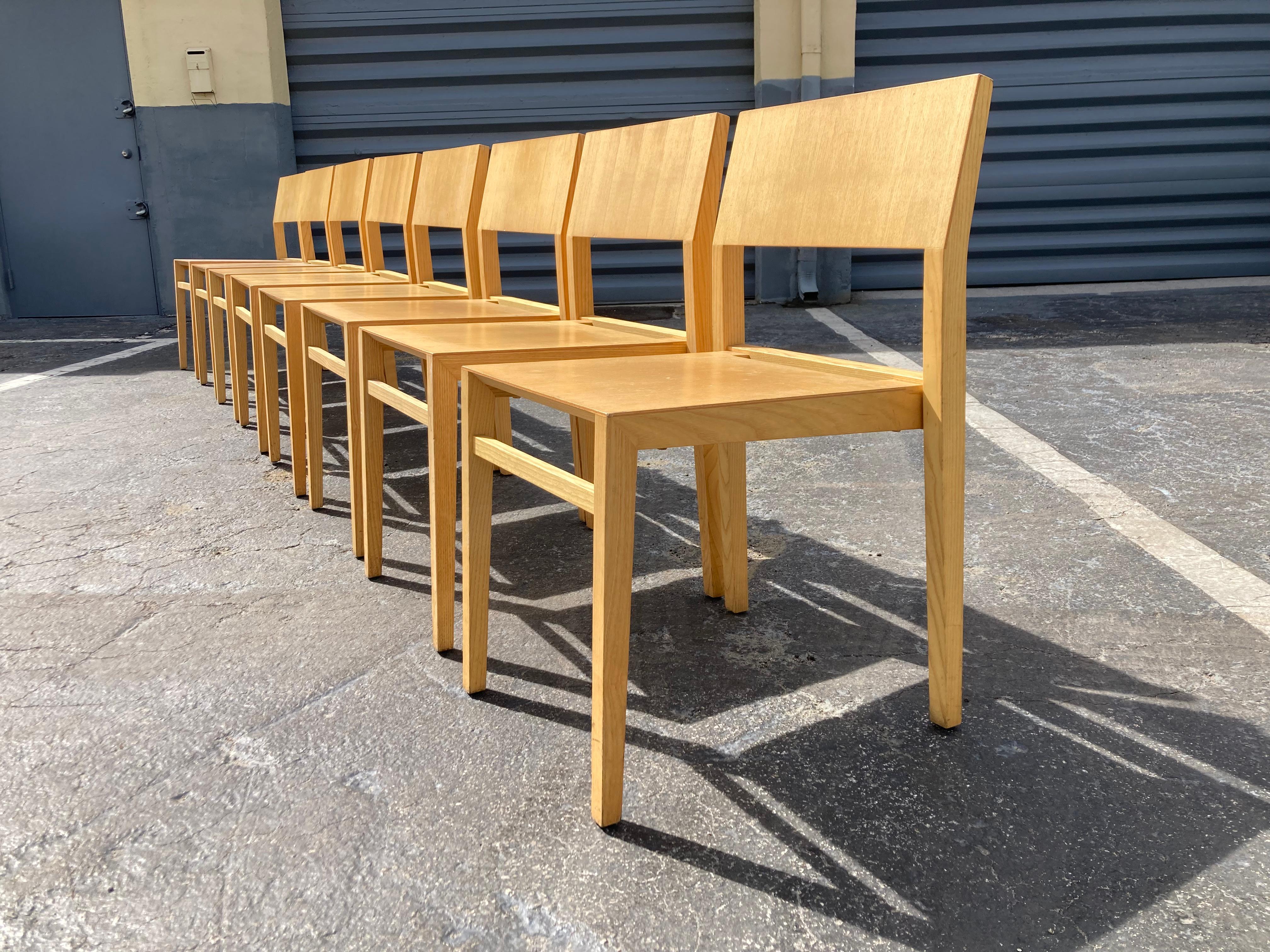 Frêne Ensemble de huit chaises designers en vente